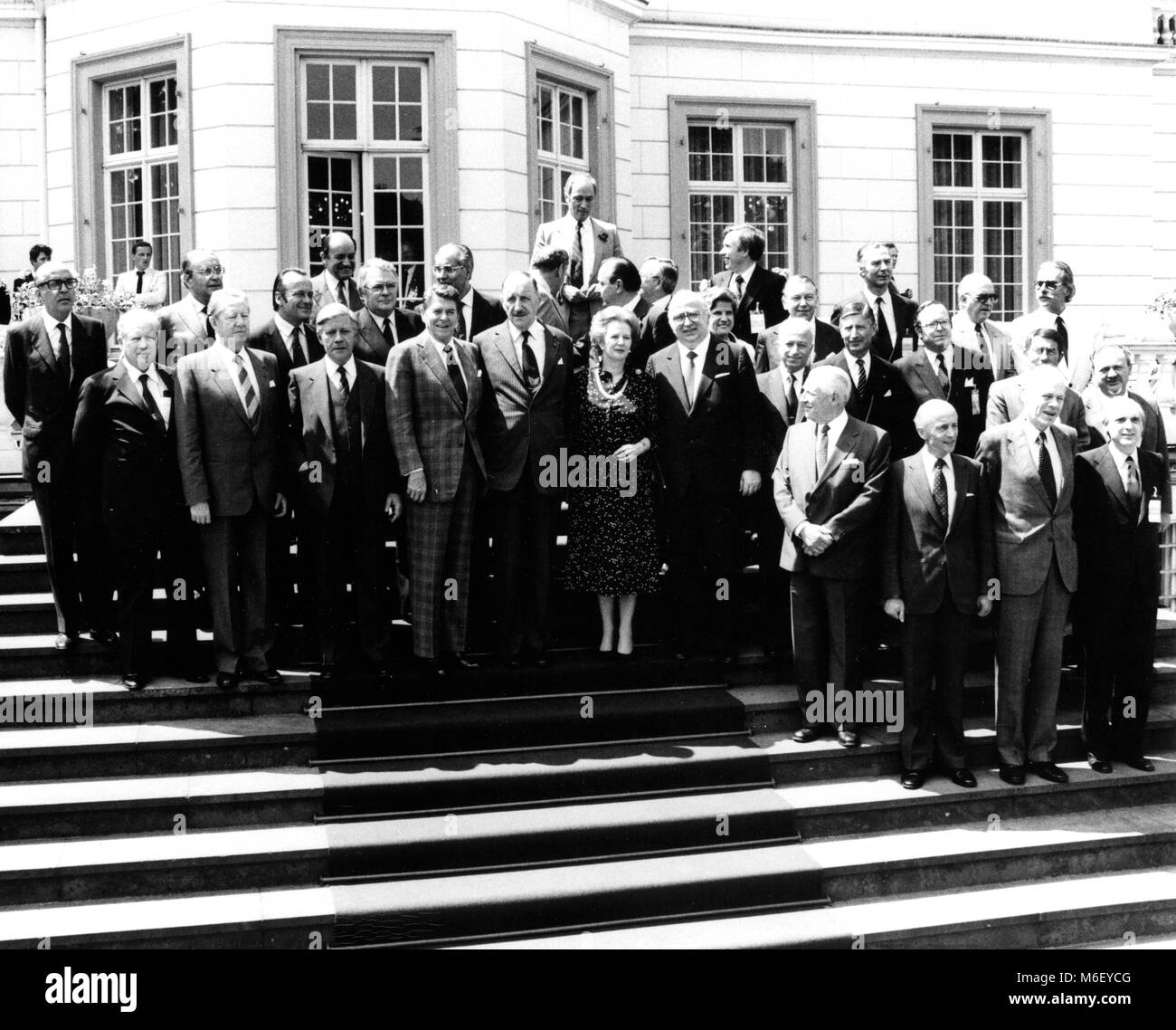 Portrait der Teilnehmer des NATO-Gipfeltreffen in Bonn mit U S Präsident Ronald Reagan und andere Führer der Welt einschließlich Margaret Thatcher in Großbritannien und Pierre Trudeau von Kanada (oben Mitte), Bonn, Deutschland, 6/11/1982. Stockfoto