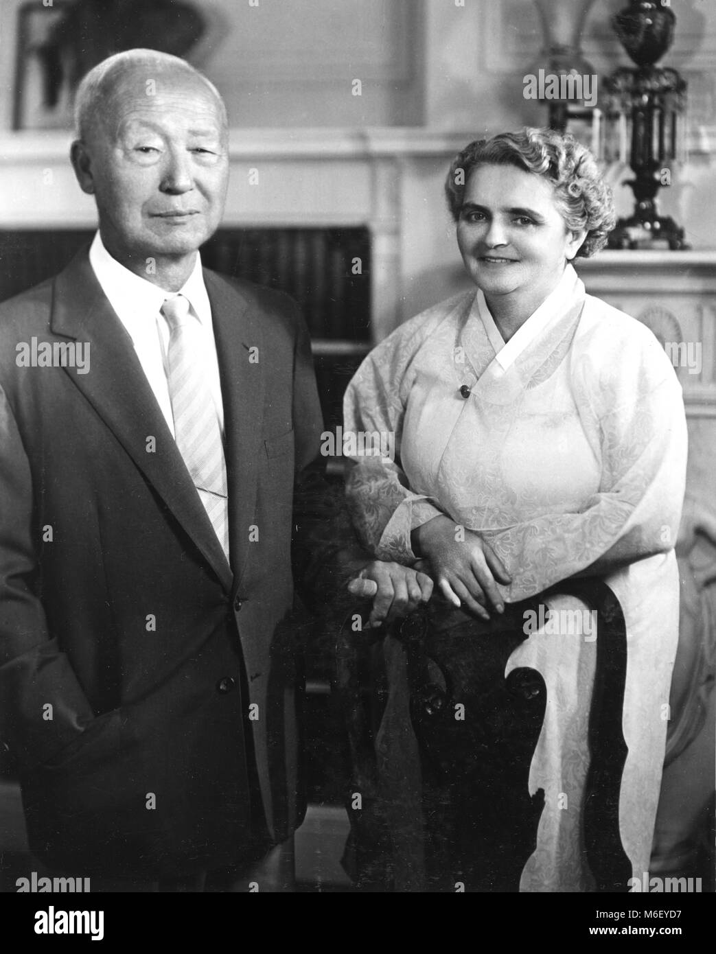 Syngman Rhee, der Präsident von Korea, und seine Frau, Franziska Donner, stellen im Blair House während Ihres Besuchs in den Vereinigten Staaten, Washington, DC, 08.03.1954. Stockfoto