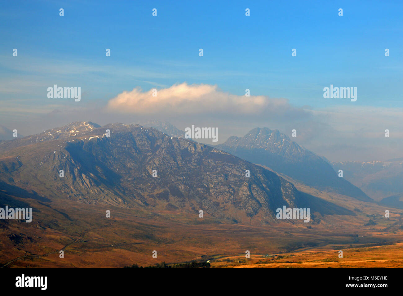 Gipfel des Crimpiau gegen Tryfan Stockfoto