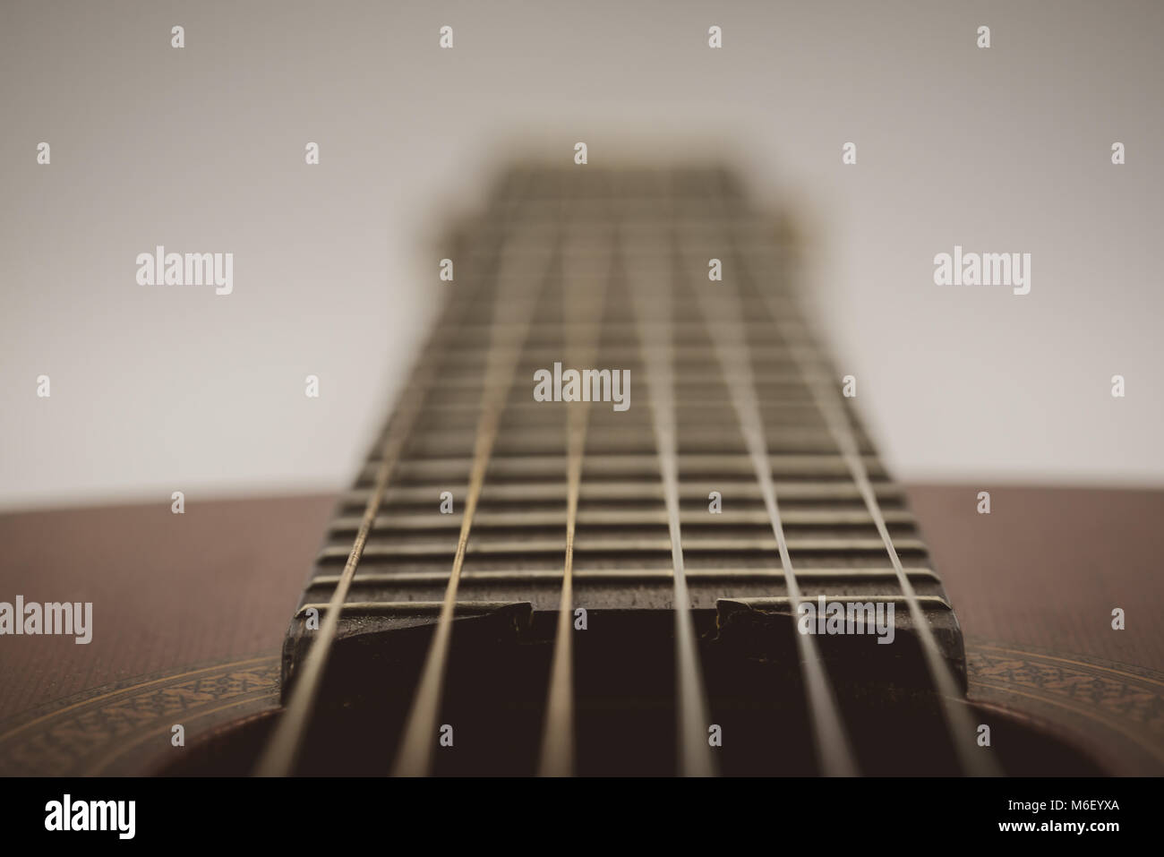 Nylon & Stahl aufgereiht spanische Gitarre auf weißem Hintergrund  Stockfotografie - Alamy