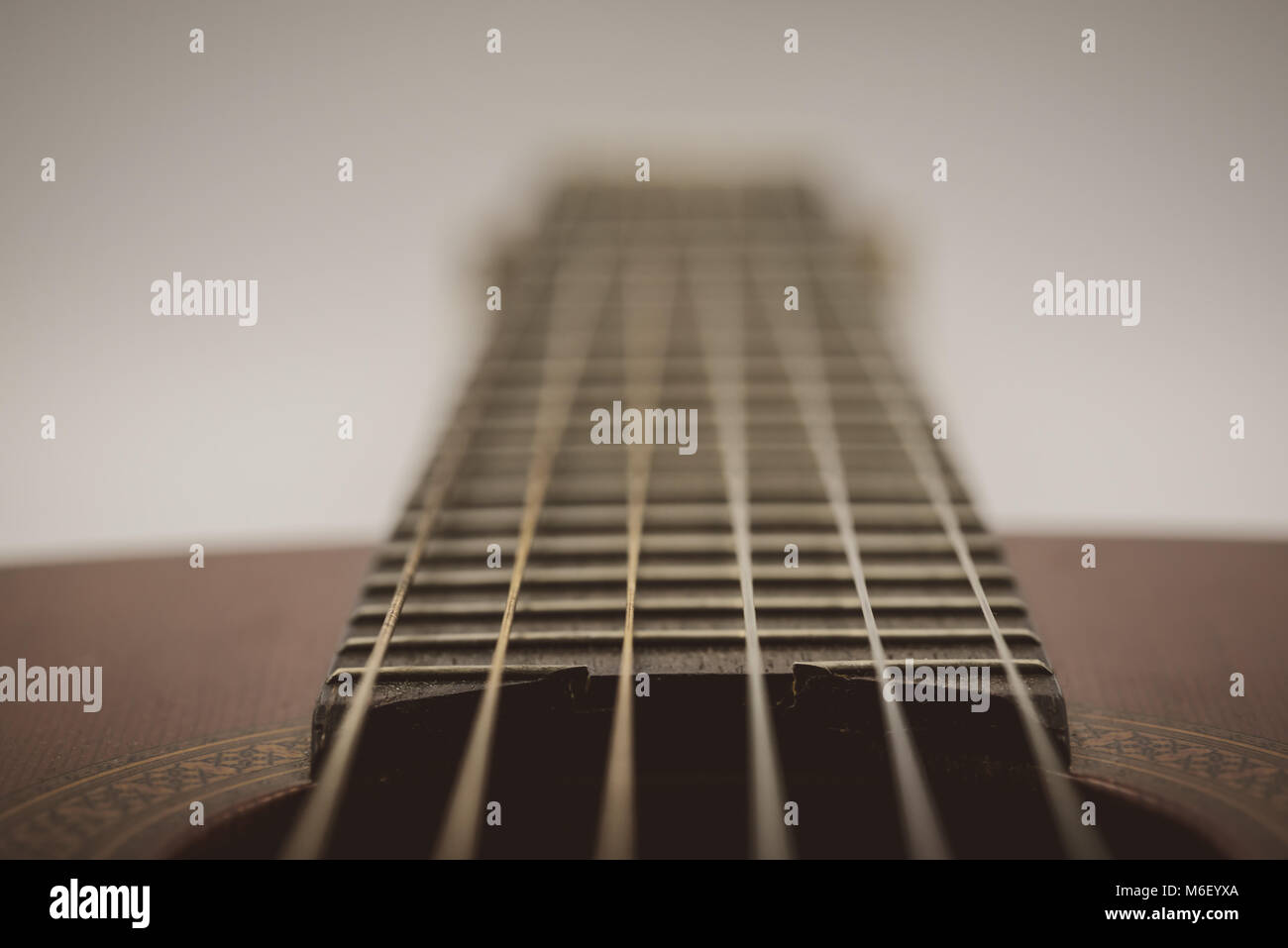 Nylon & Stahl aufgereiht spanische Gitarre auf weißem Hintergrund Stockfoto