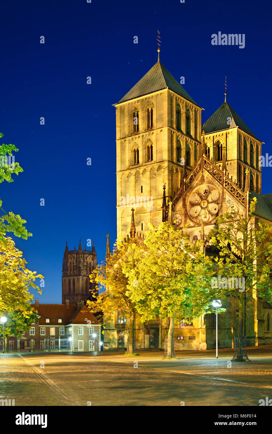 Am Abend Blick auf die berühmte St. Paulus Dom in Münster, Deutschland. Stockfoto