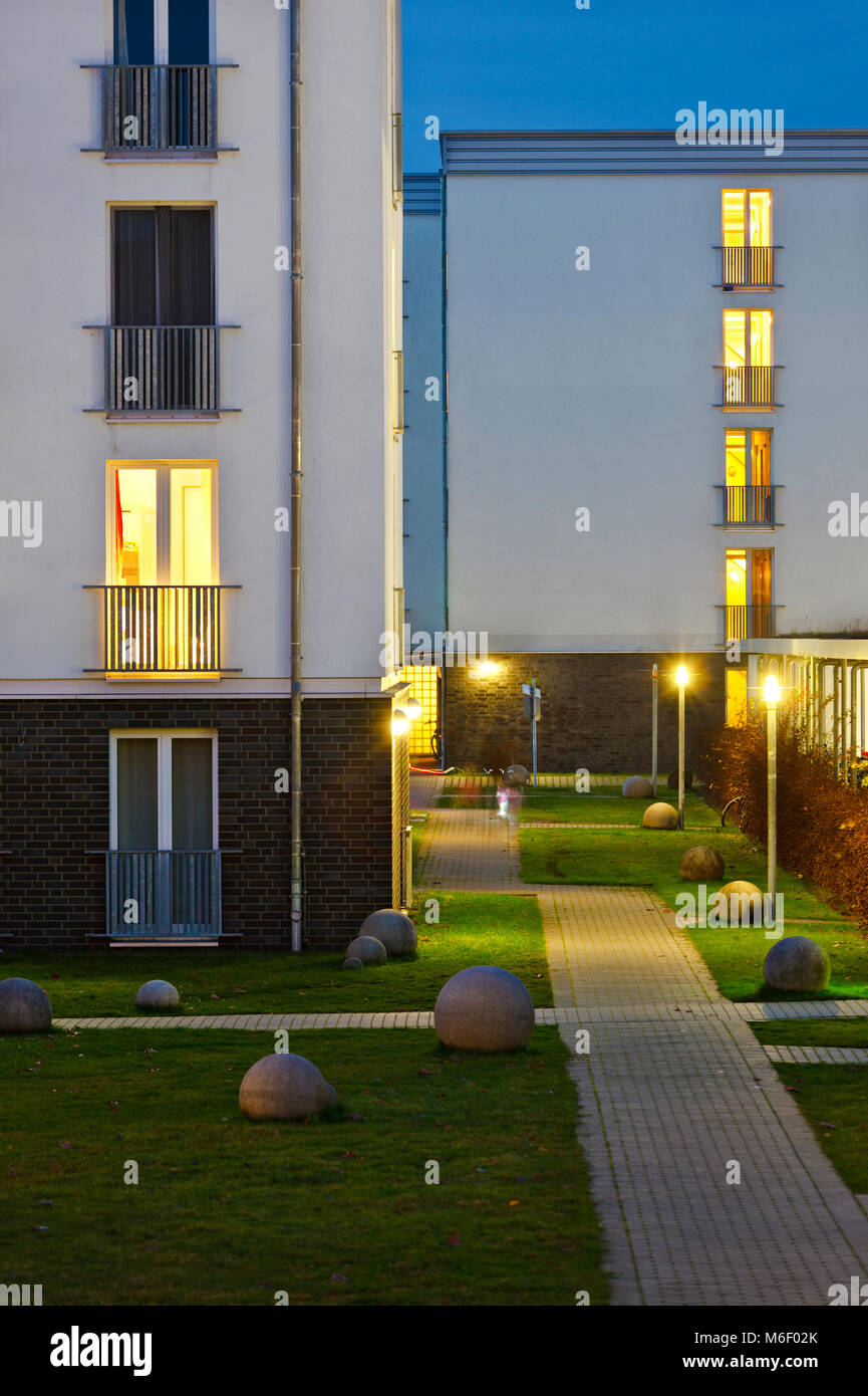 Moderner Schlafsaal Gebäude mit Nacht blauer Himmel. Stockfoto