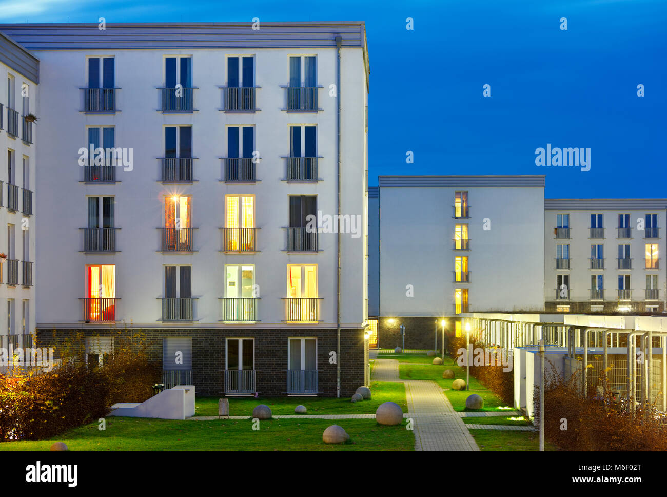 Moderne Universität Schlafsaal Gebäude bei Nacht. Stockfoto