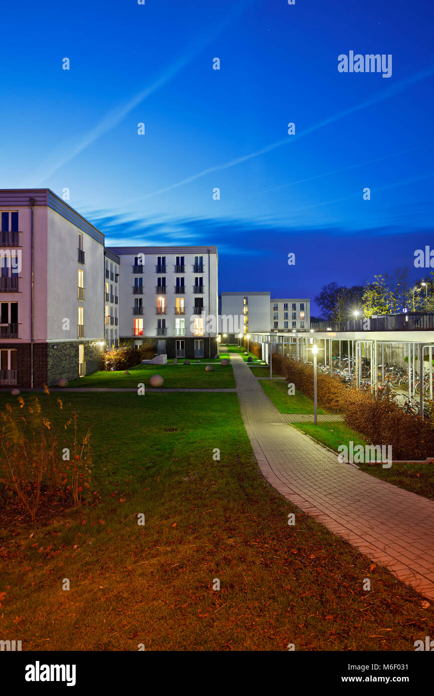 Moderne Universität Schlafsaal Gebäude bei Nacht. Stockfoto