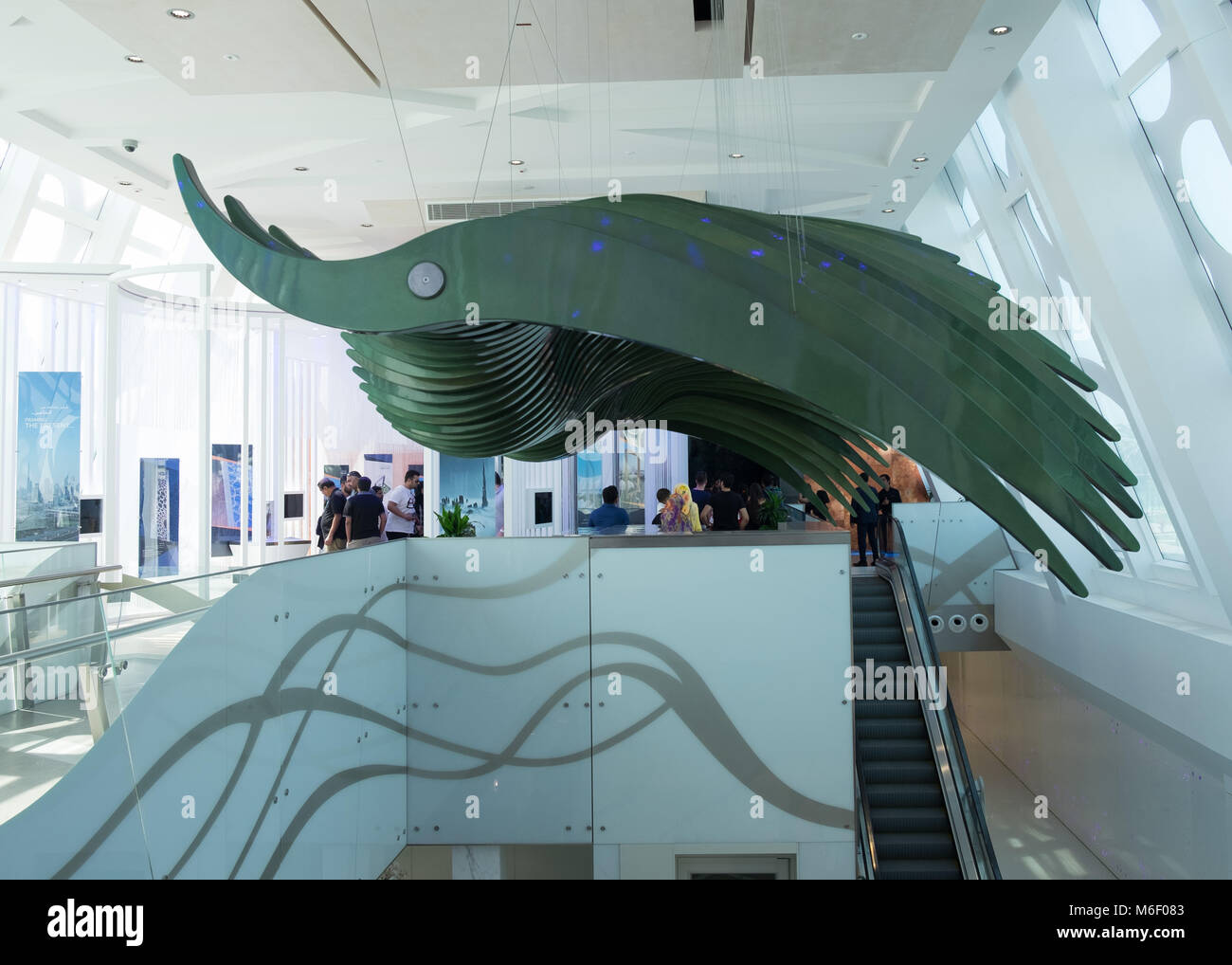 Dubai Sehenswürdigkeiten den Rahmen, sich bewegende Skulptur im Gebäude Stockfoto