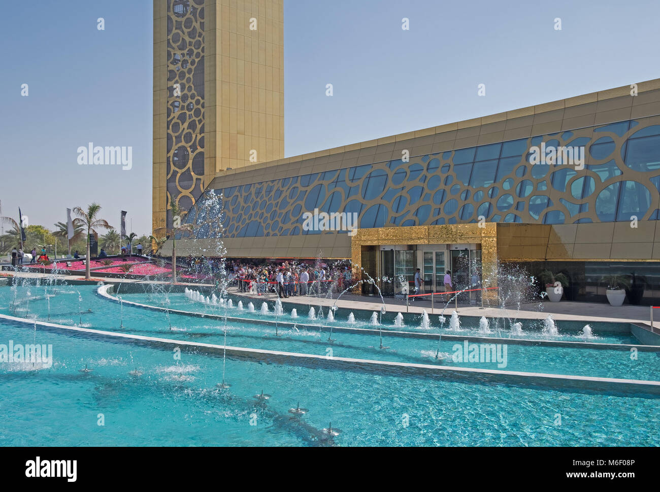 Die Menschen in der Warteschlange innerhalb des Dubai Sehenswürdigkeiten zu erhalten der Rahmen Stockfoto
