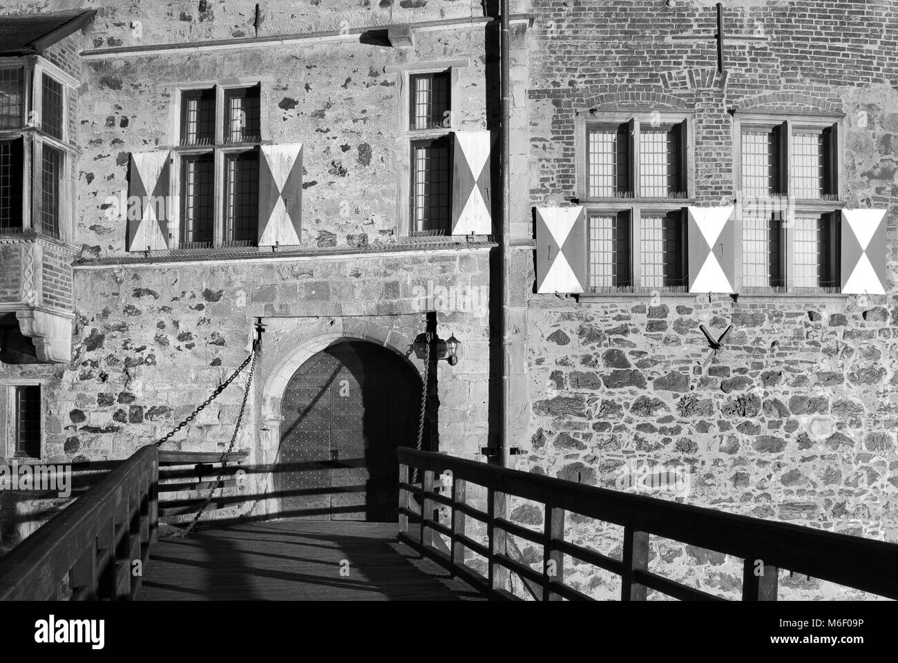 Geschlossene Tor der Burg Vischering, Deutschland in Schwarz und Weiß. Stockfoto