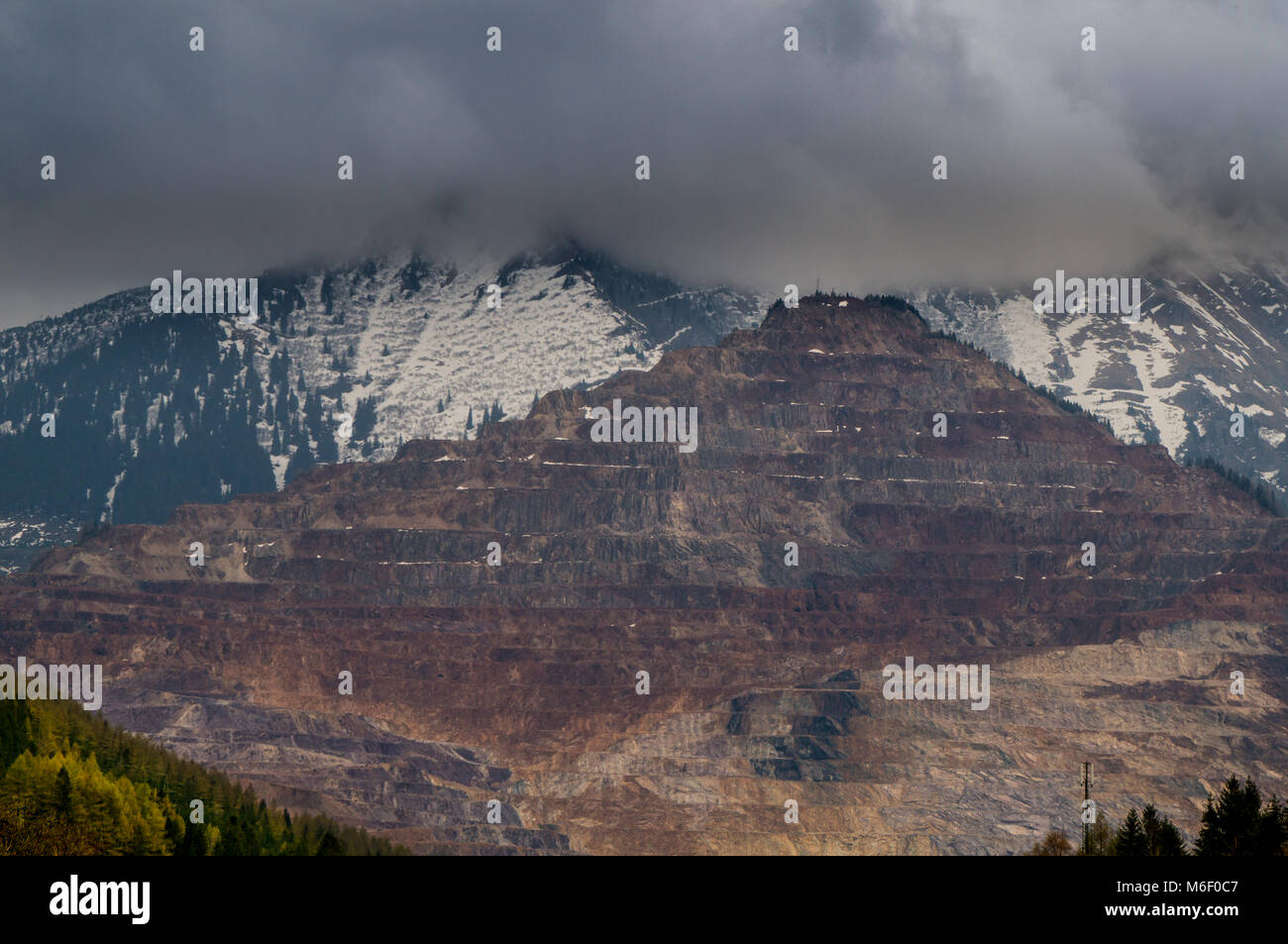 Der Erzberg Iron Ore Mine in der Nähe von Eisenerz in Österreich mit dramatischen, dunklen Himmel im Hintergrund Stockfoto