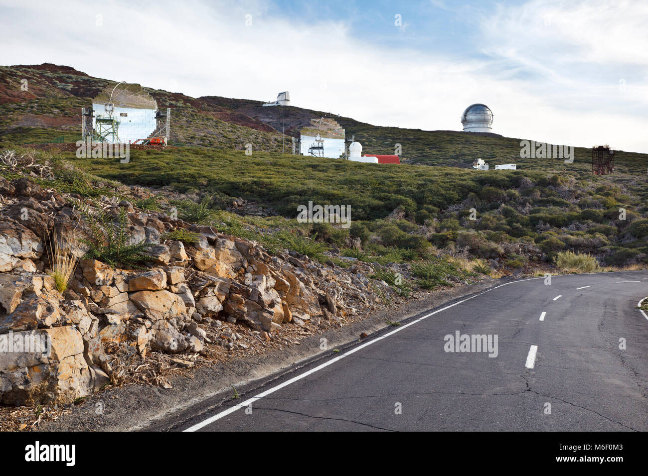 Astronomische Observatorien mit riesigen Spiegeln an Roque de Los Muchachos auf La Palma in Spanien. Stockfoto