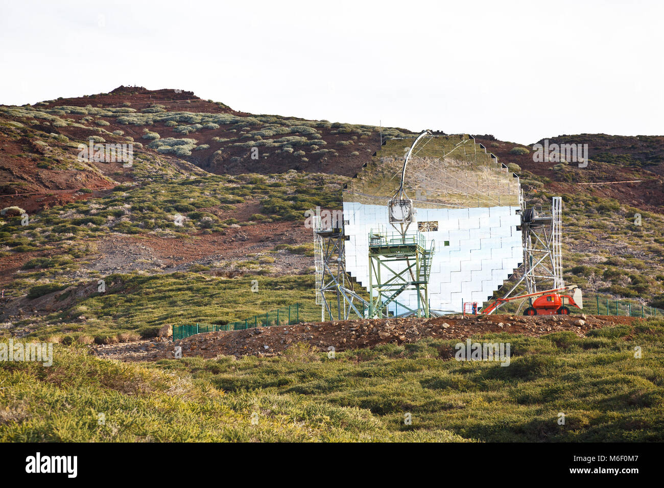 Sternwarte mit einem riesigen Spiegel an Roque de Los Muchachos auf La Palma in Spanien. Stockfoto