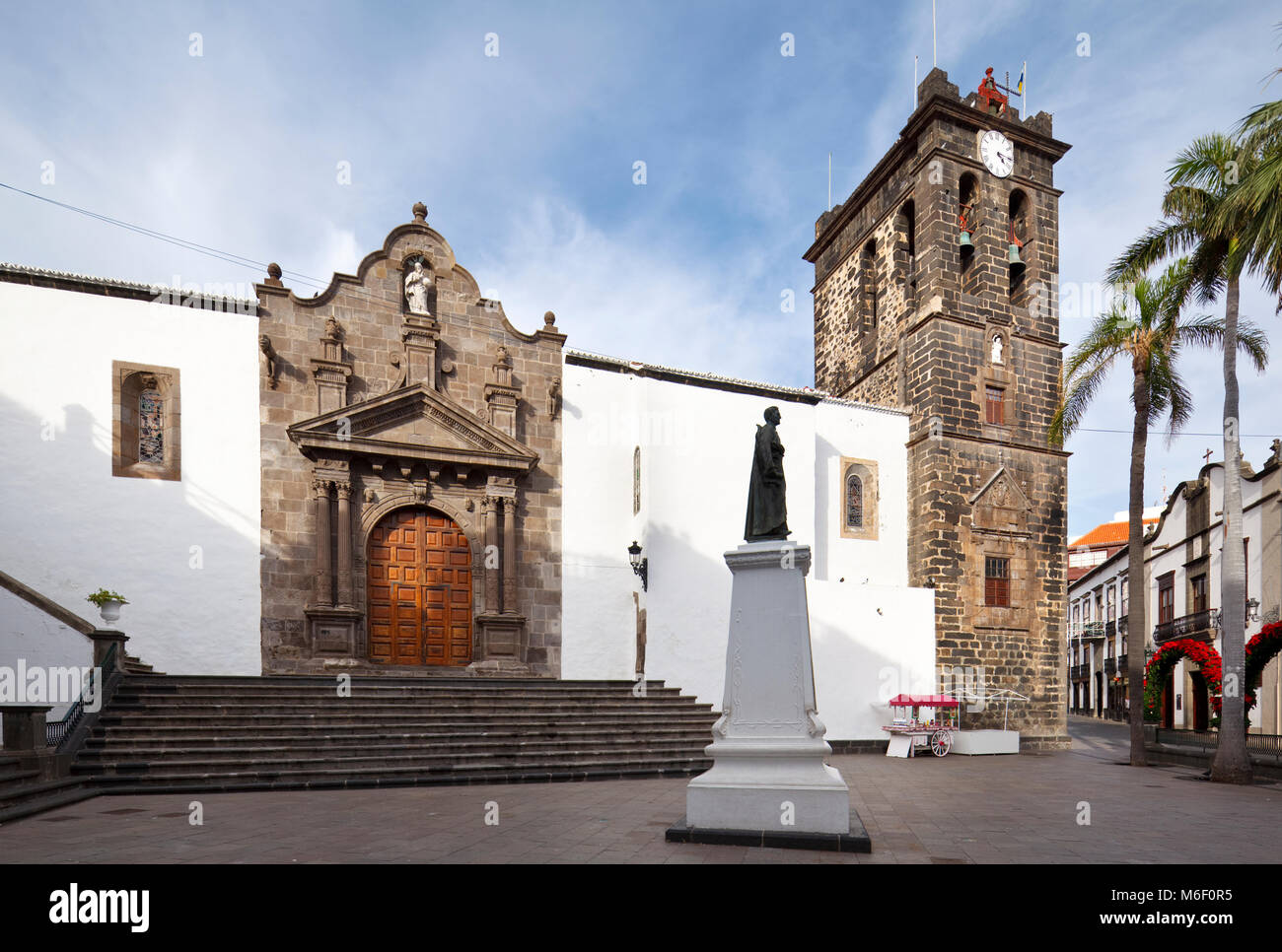 Die Kirche Iglesia El Salvador im Zentrum von Santa Cruz De La Palma. Perspektive über Lens Shift korrigiert. Stockfoto