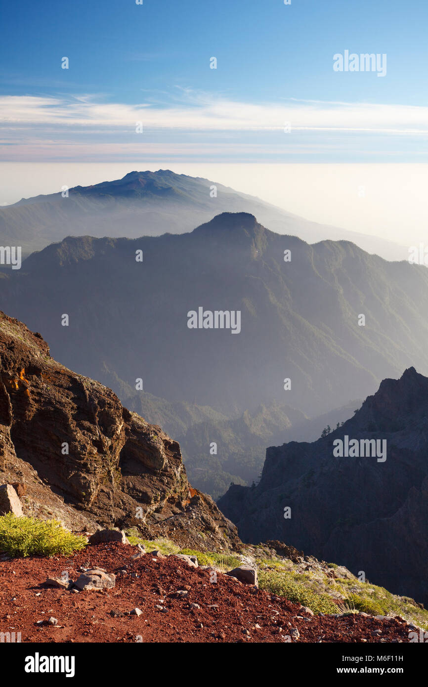 Blick über die Caldera de Taburiente auf die Cumbre Vieja auf La Palma, Spanien. Die Abendsonne leuchtenden Nebel weiter unten. Stockfoto