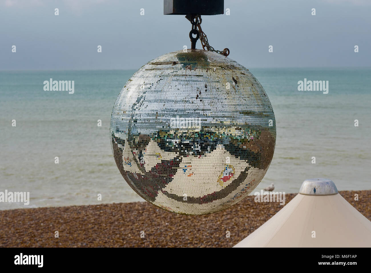 Outdoor glitter Ball auf dem Brighton Beach Stockfoto