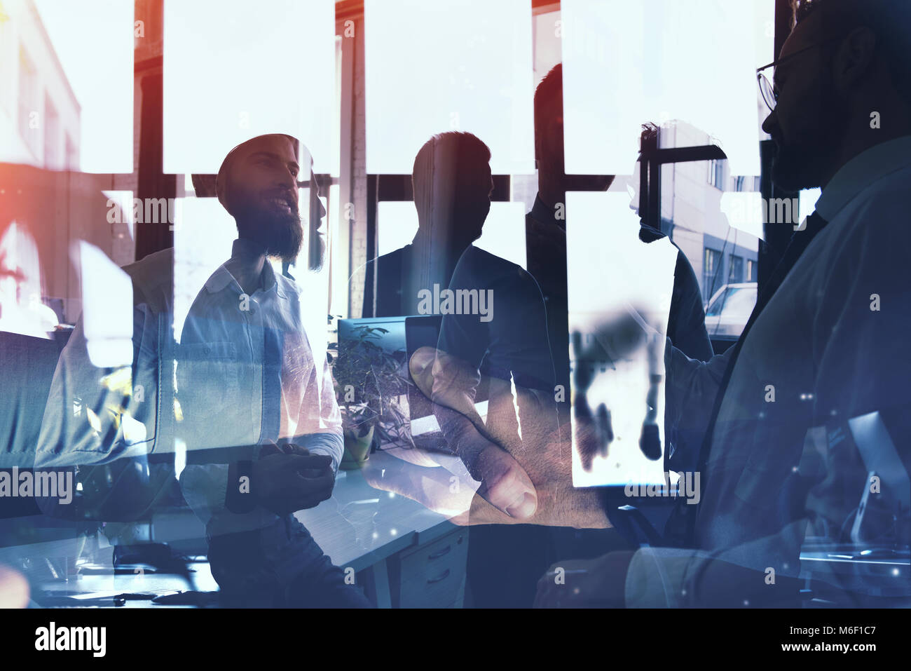 Unternehmer, die im Büro arbeiten. Konzept der Teamarbeit und Partnerschaft. Double Exposure Stockfoto