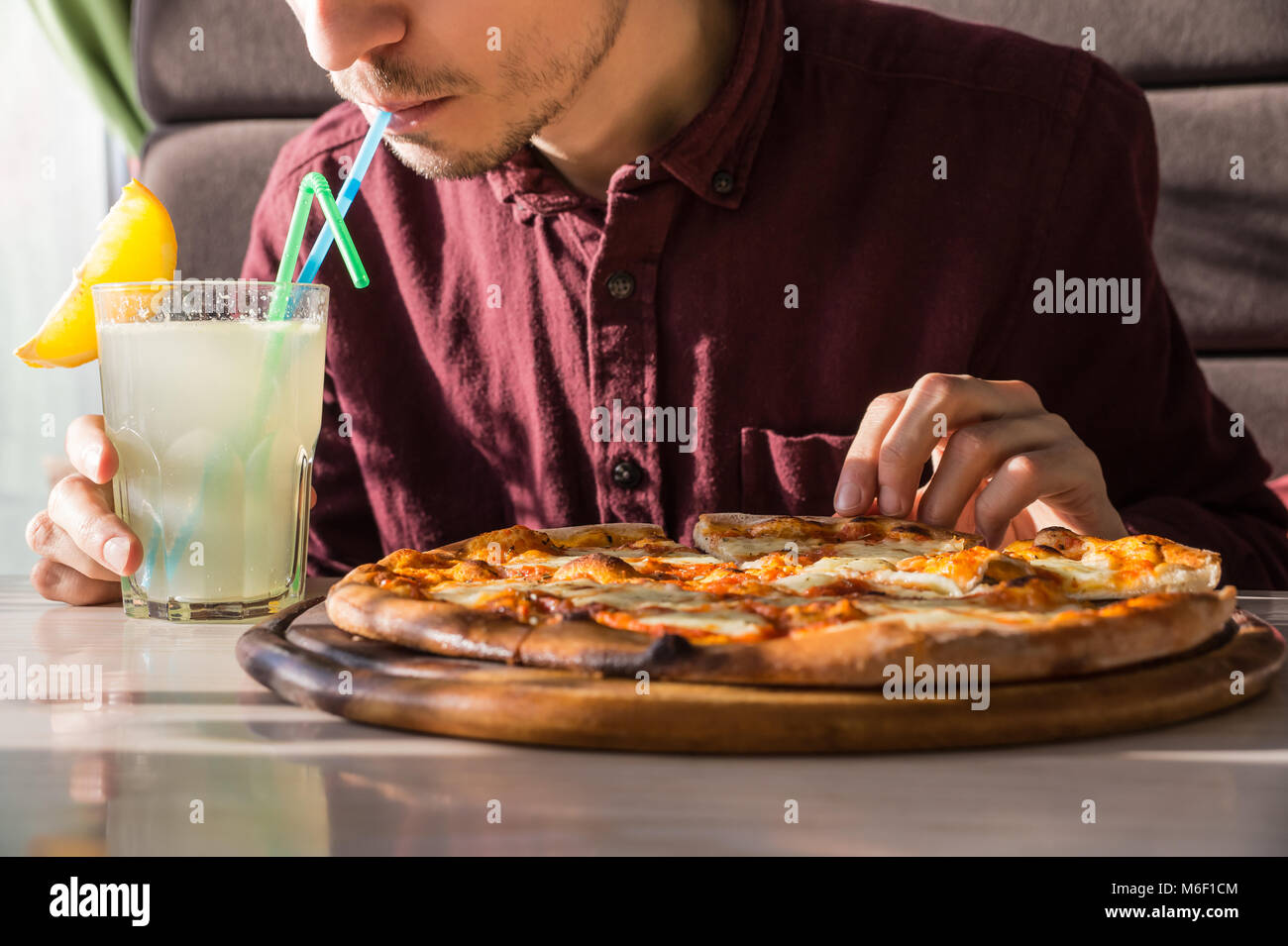 Mittagessen und Getränk in der Pizzeria Stockfoto