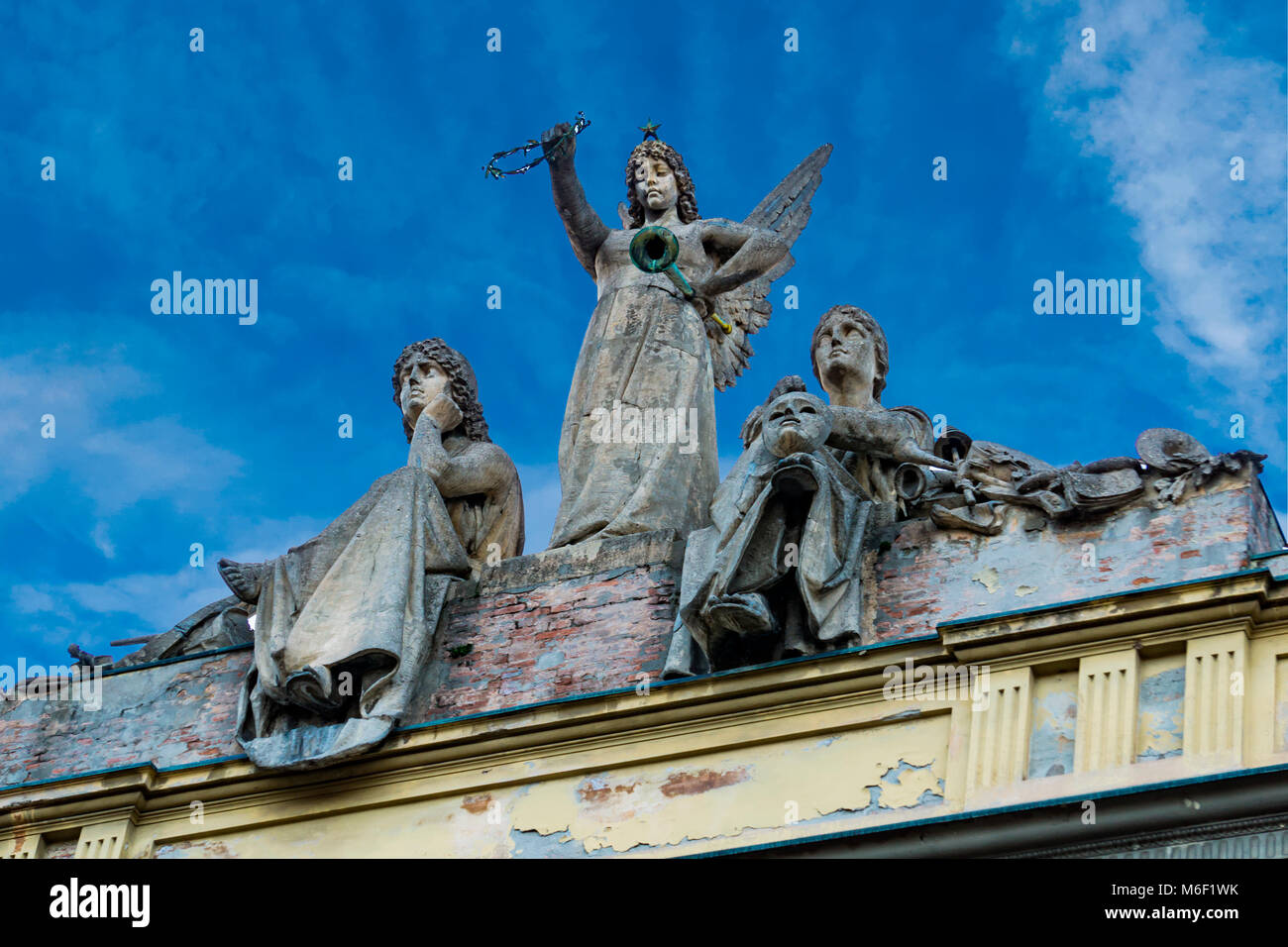 Skulpturen auf dem Dach der Arena del Sole Theater in Bologna, Italien. Diese historischen Theater wurde im Jahr 1810 gebaut. Stockfoto