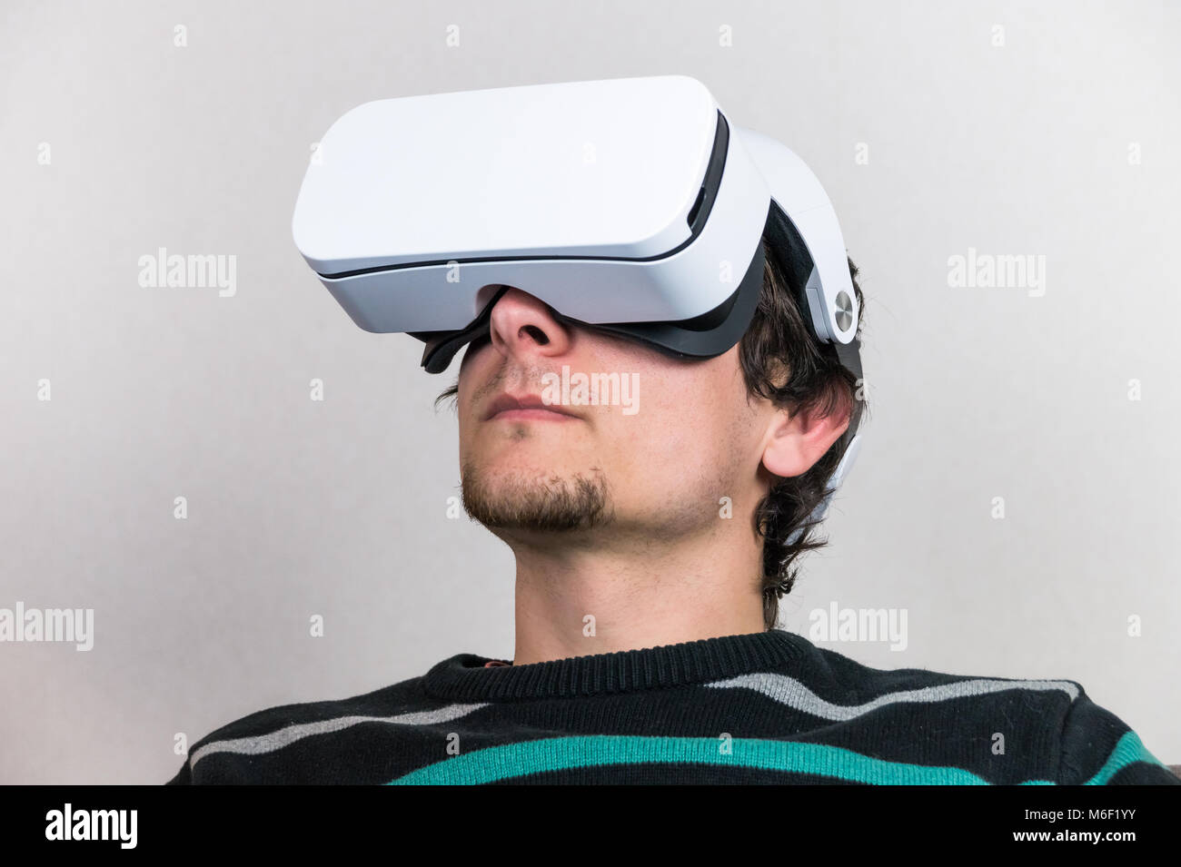 Porträt des Menschen in der virtuellen Realität Gläser Stockfoto