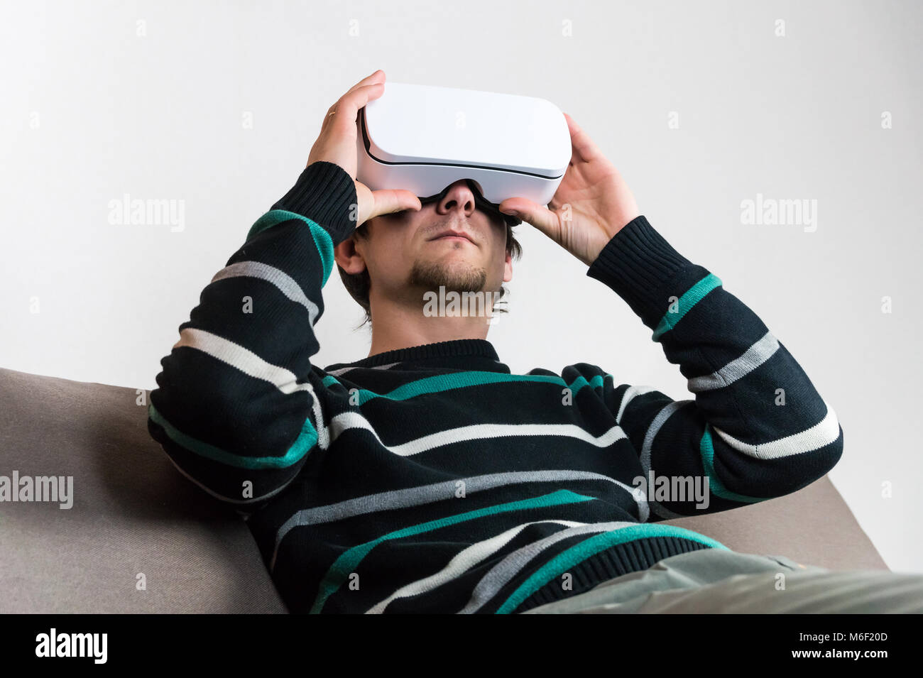 Mann in virtual-Reality-Kopfhörer Stockfoto