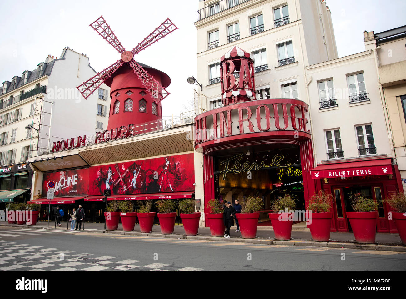 PARIS, Frankreich, 24. Januar 2018: Ansicht des Moulin Rouge in Paris, Frankreich. Das ursprüngliche Haus, die 1915 abbrannte, wurde 1921 wieder aufgebaut. Stockfoto