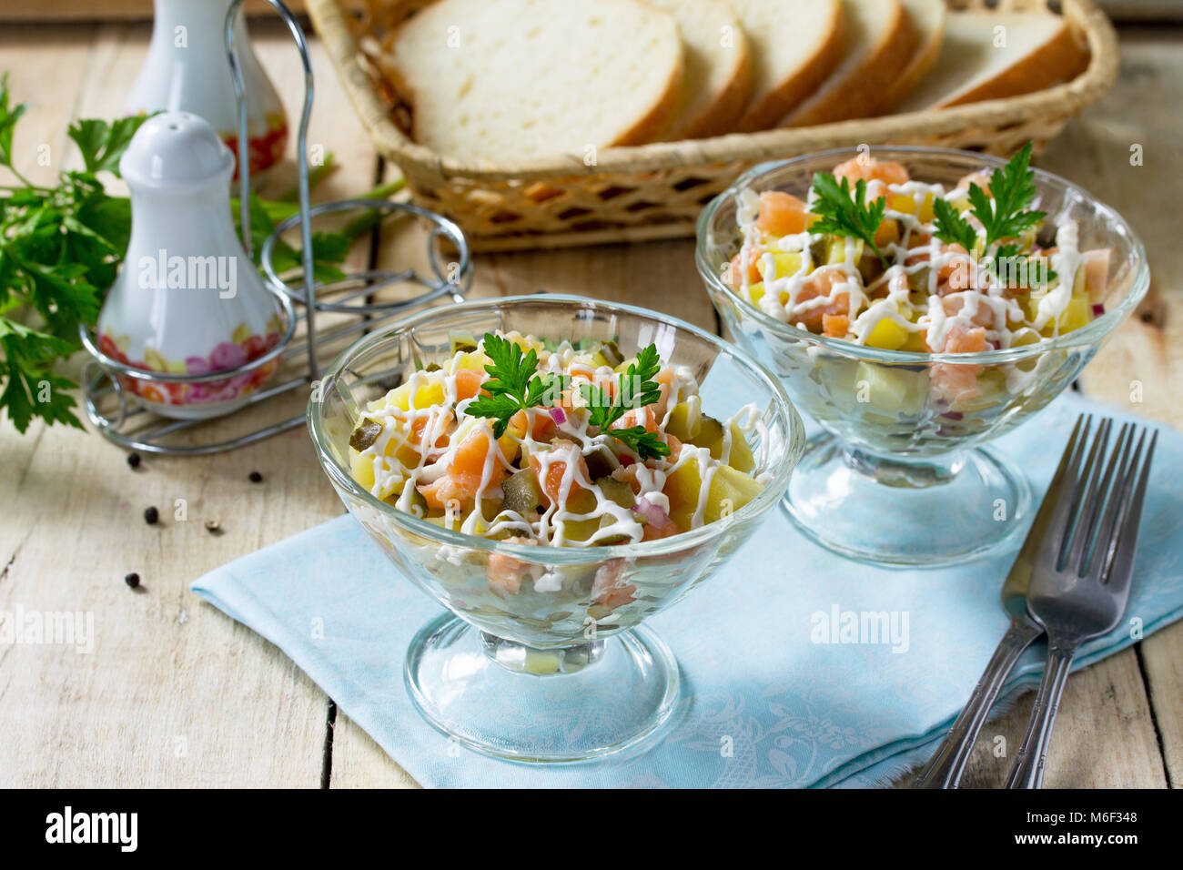 Ostern Rezept, festliche Snack. Salat mit Lachs, Gurken, Kartoffeln und Kapern - auf dem festlichen Tisch. Stockfoto