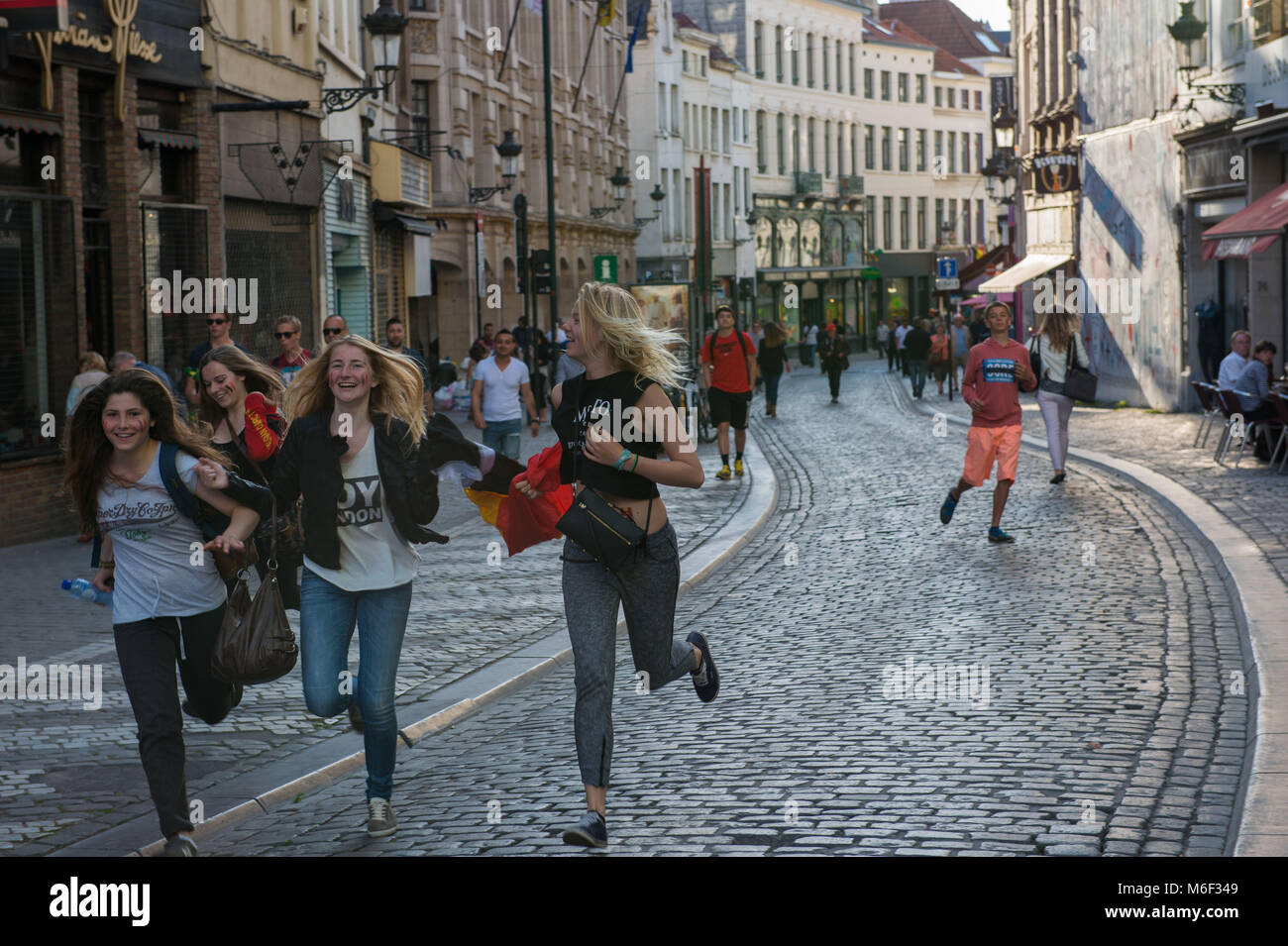 Brüssel, belgischen Fans feiern während der Fußballweltmeisterschaft, der Grand Place. Belgien. Stockfoto