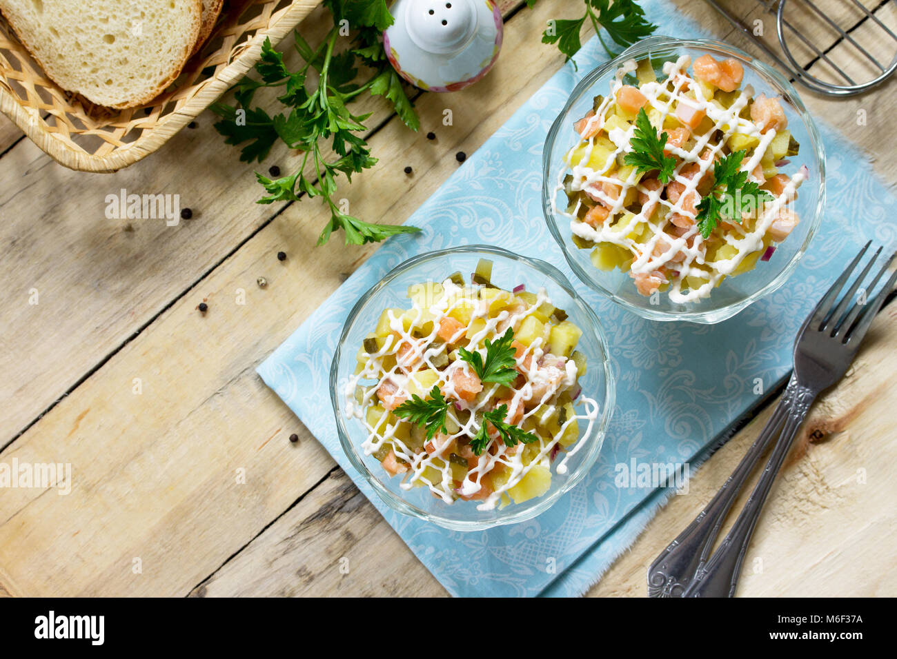 Ostern Rezept, festliche Snack. Salat mit Lachs, Gurken, Kartoffeln und Kapern - auf dem festlichen Tisch. Stockfoto