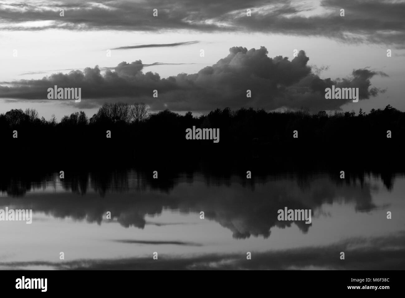 Herbst Sonnenuntergang über einem moorlandzone Ablaufen; in der Nähe von Chatteris, Cambridgeshire, England; Großbritannien; UK Stockfoto