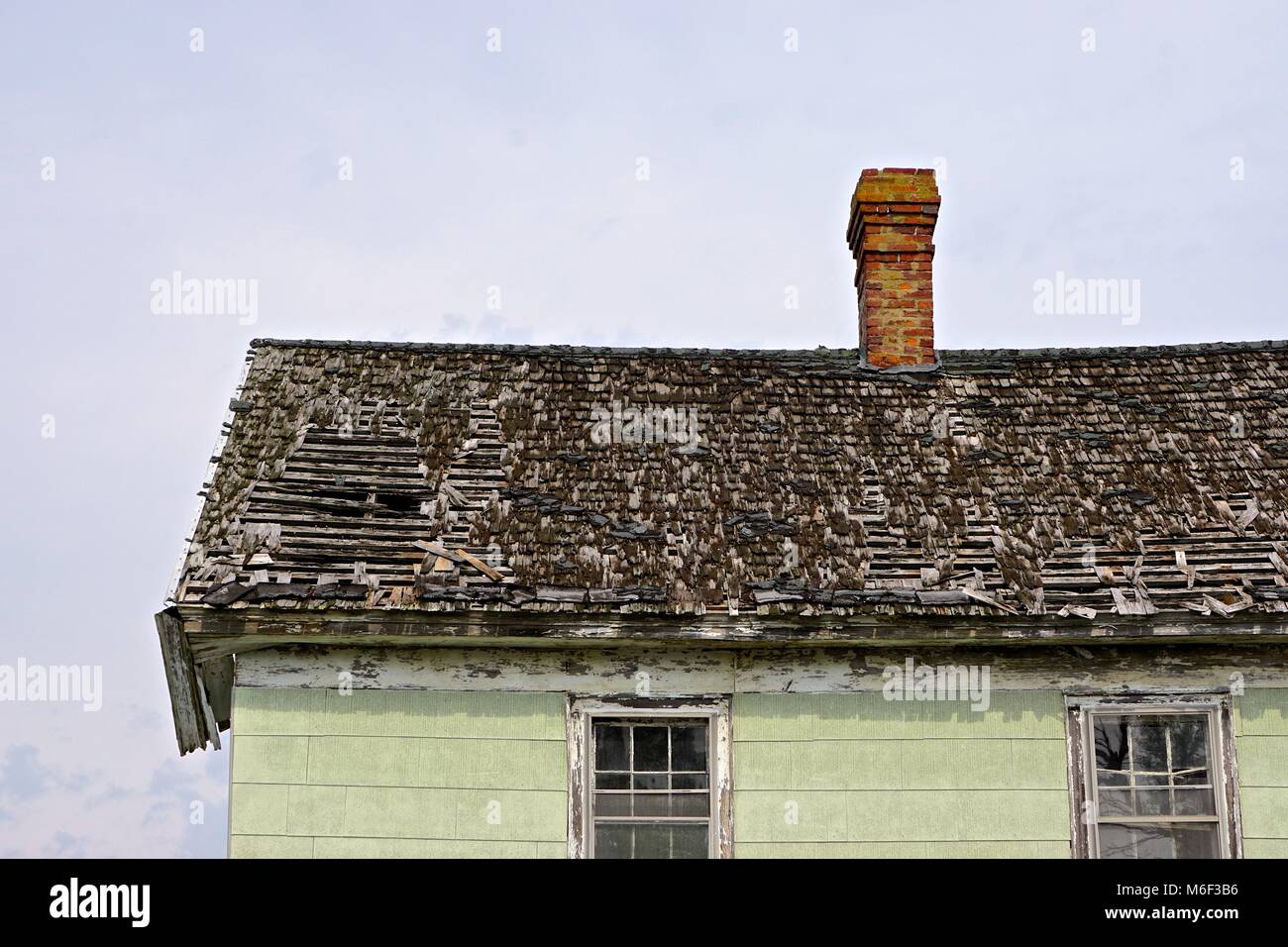 Tangier Island, Chesapeake Bay, VA, USA: Die Verwitterten Dach und Schornstein eines verlassenen Hauses. Stockfoto