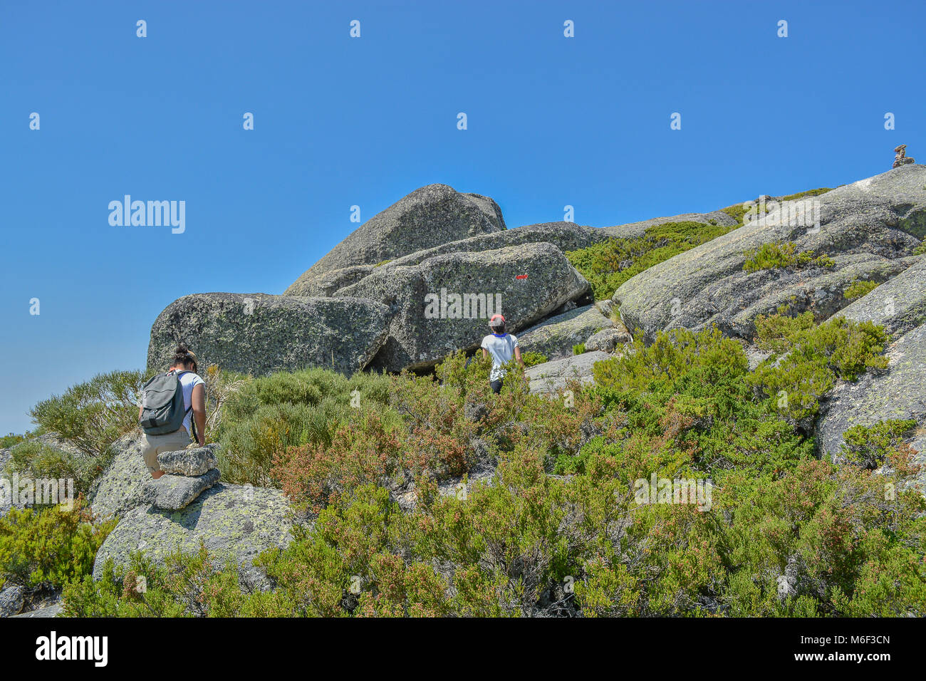 Zwei Frauen, Wandern auf dem Berg Stockfoto