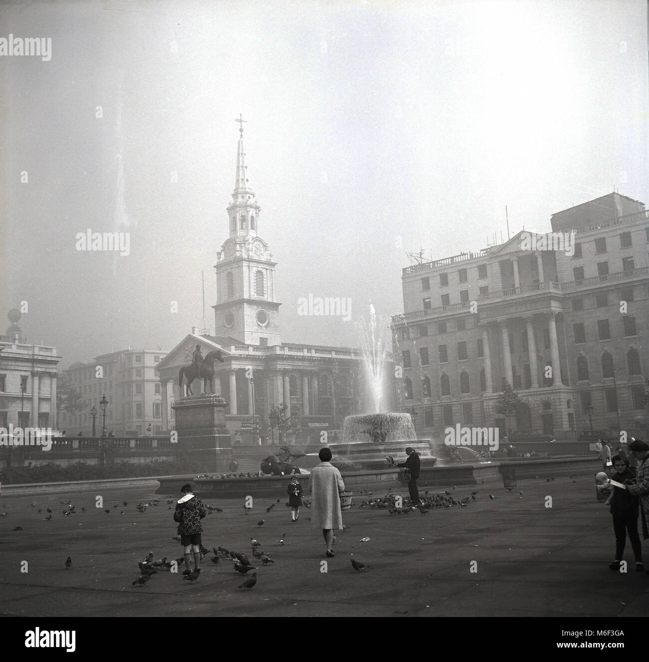 1950, historisch, am frühen Morgen und eine Mutter und ihr Kind mit den Tauben auf einem nahe verlassenen Trafalgar Square, London, England, Großbritannien, Stockfoto 1950, historisch, am frühen Morgen und eine Mutter und ihr Kind mit den Tauben auf einem nahe verlassenen Trafalgar Square, London, England, Großbritannien, Stockfoto