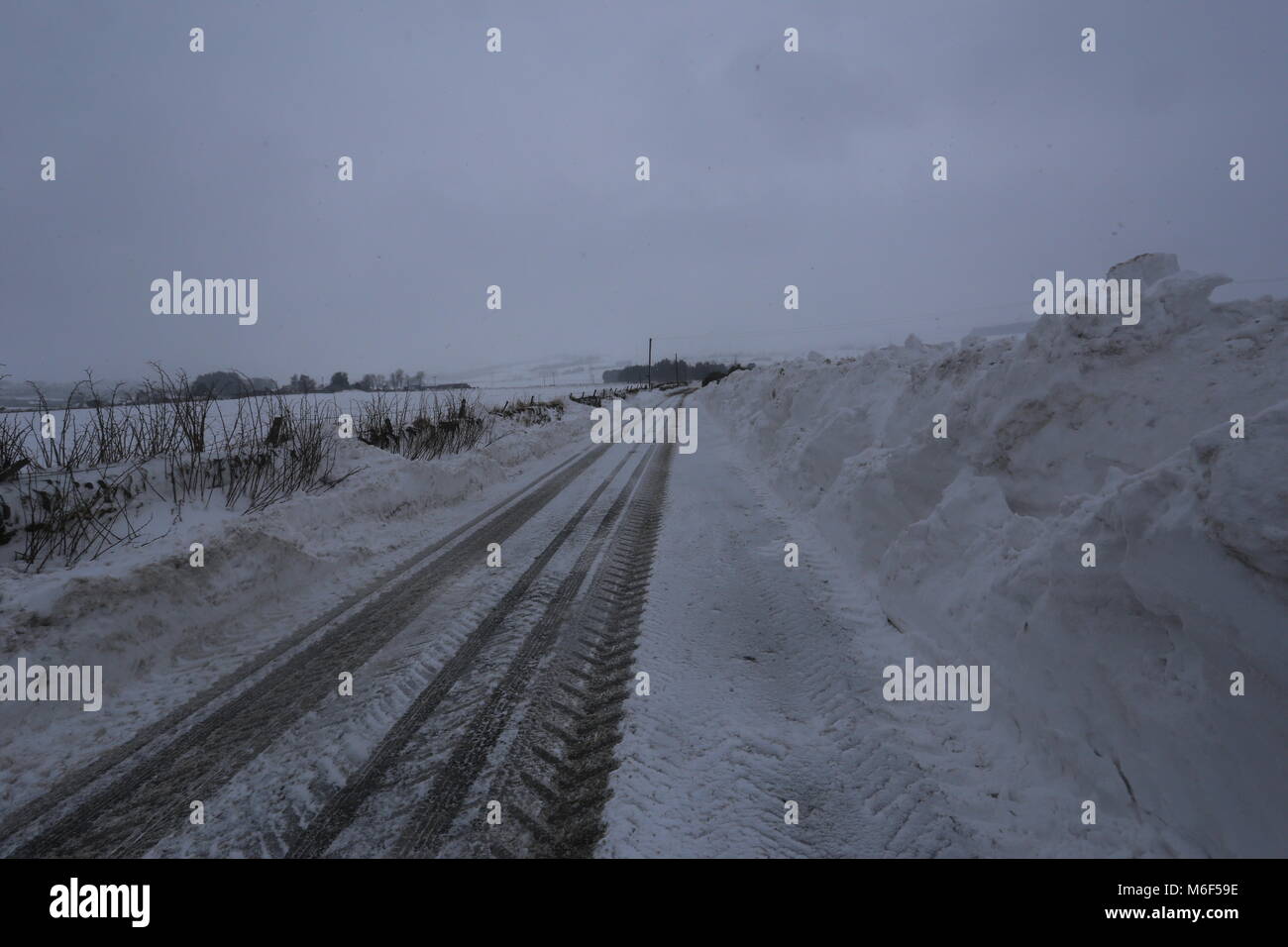 Kürzlich wiedereröffnete Straße zwischen Dronley und Birkhill nach durch Schneeverwehungen Angus Schottland März 2018 geschlossen werden können. Stockfoto