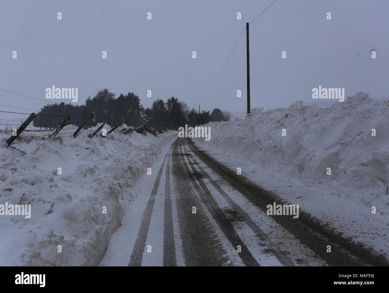 Kürzlich wiedereröffnete Straße zwischen Dronley und Birkhill nach durch Schneeverwehungen Angus Schottland März 2018 geschlossen werden können. Stockfoto