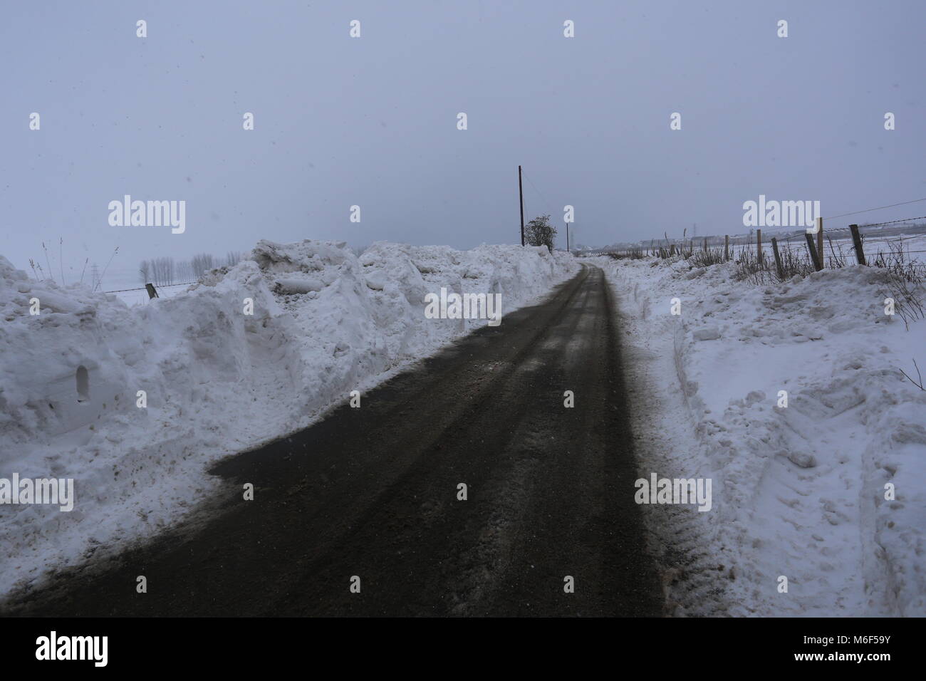 Kürzlich wiedereröffnete Straße zwischen Dronley und Birkhill nach durch Schneeverwehungen Angus Schottland März 2018 geschlossen werden können. Stockfoto