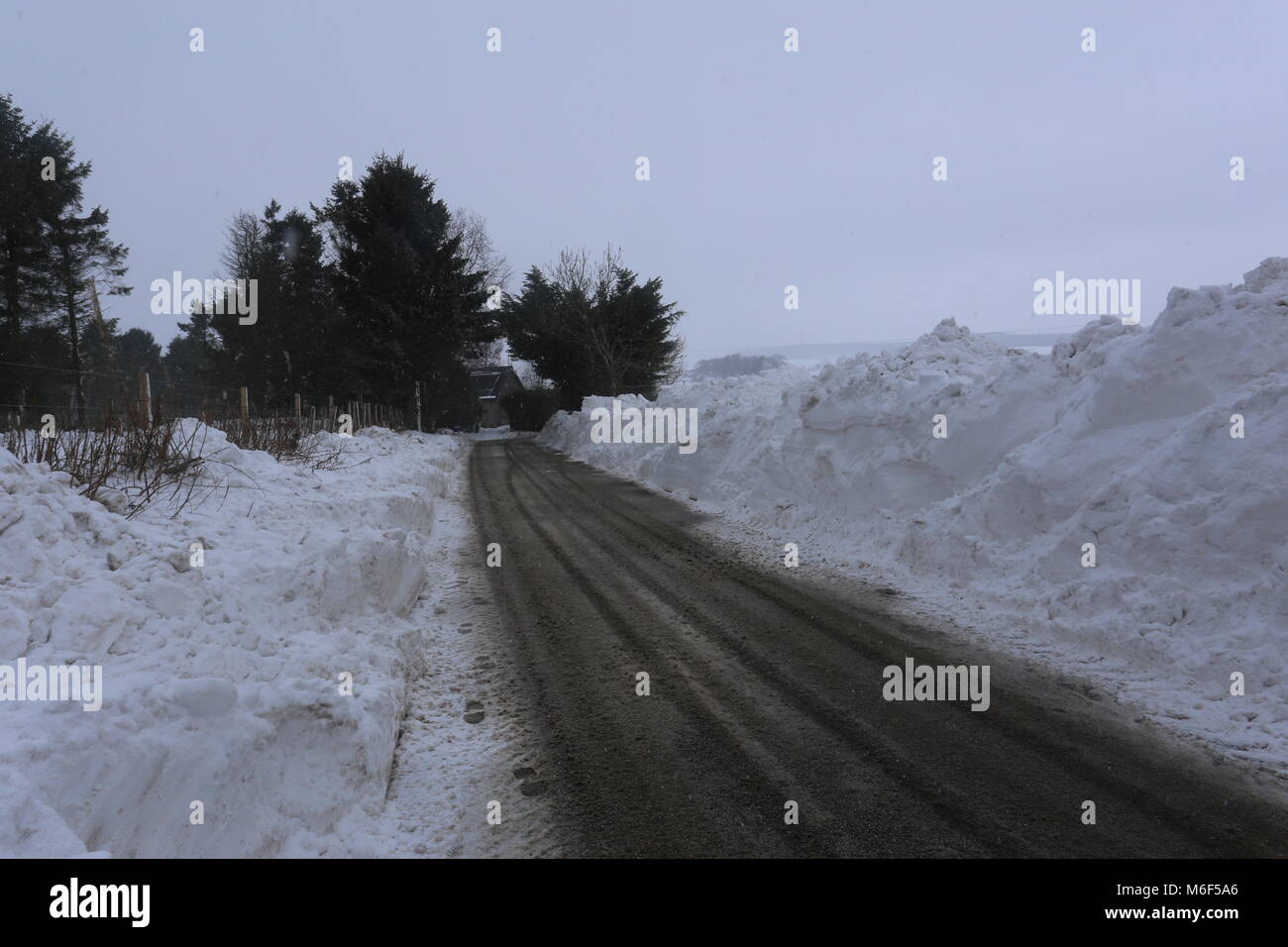 Kürzlich wiedereröffnete Straße zwischen Dronley und Birkhill nach durch Schneeverwehungen Angus Schottland März 2018 geschlossen werden können. Stockfoto