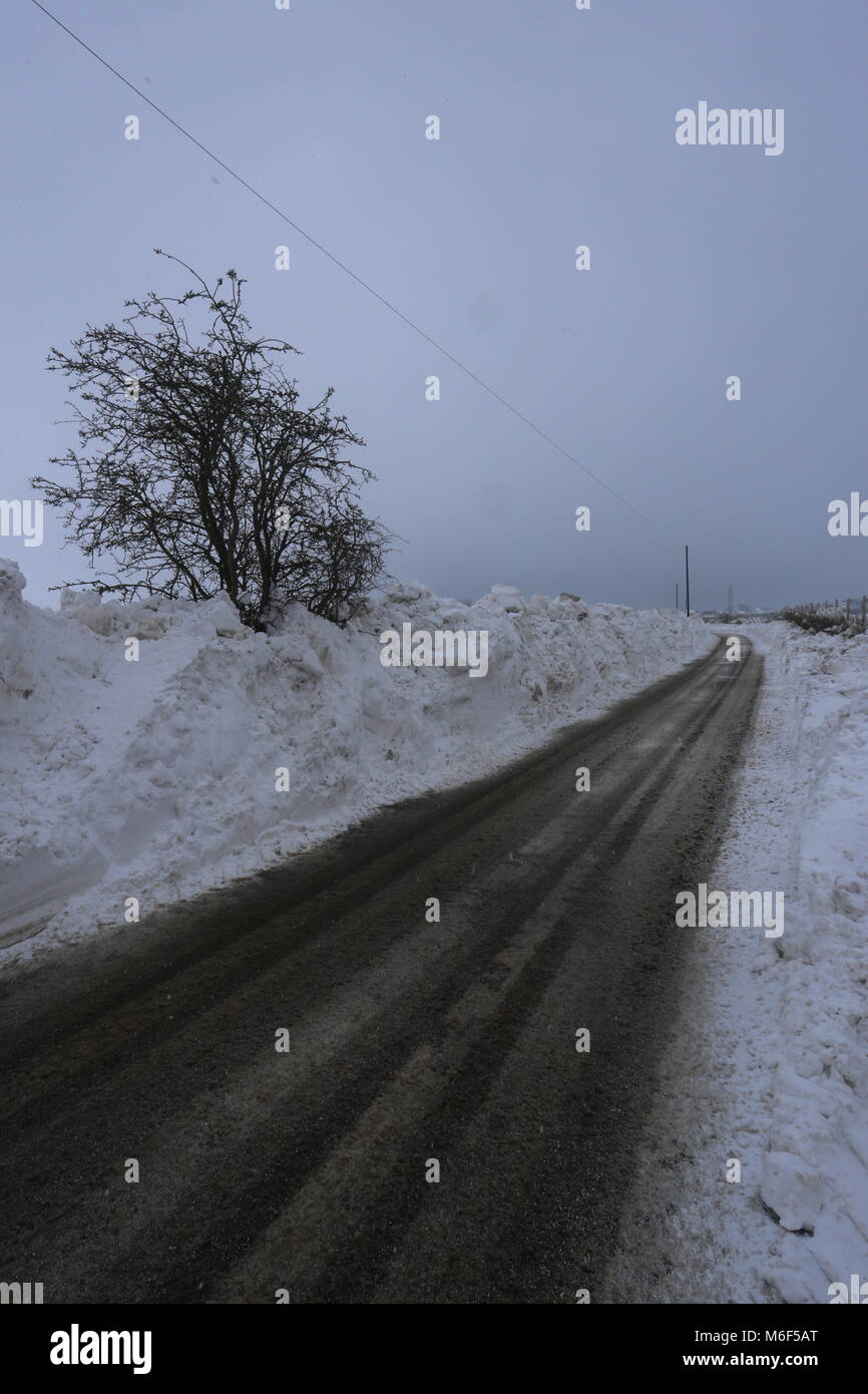 Kürzlich wiedereröffnete Straße zwischen Dronley und Birkhill nach durch Schneeverwehungen Angus Schottland März 2018 geschlossen werden können. Stockfoto