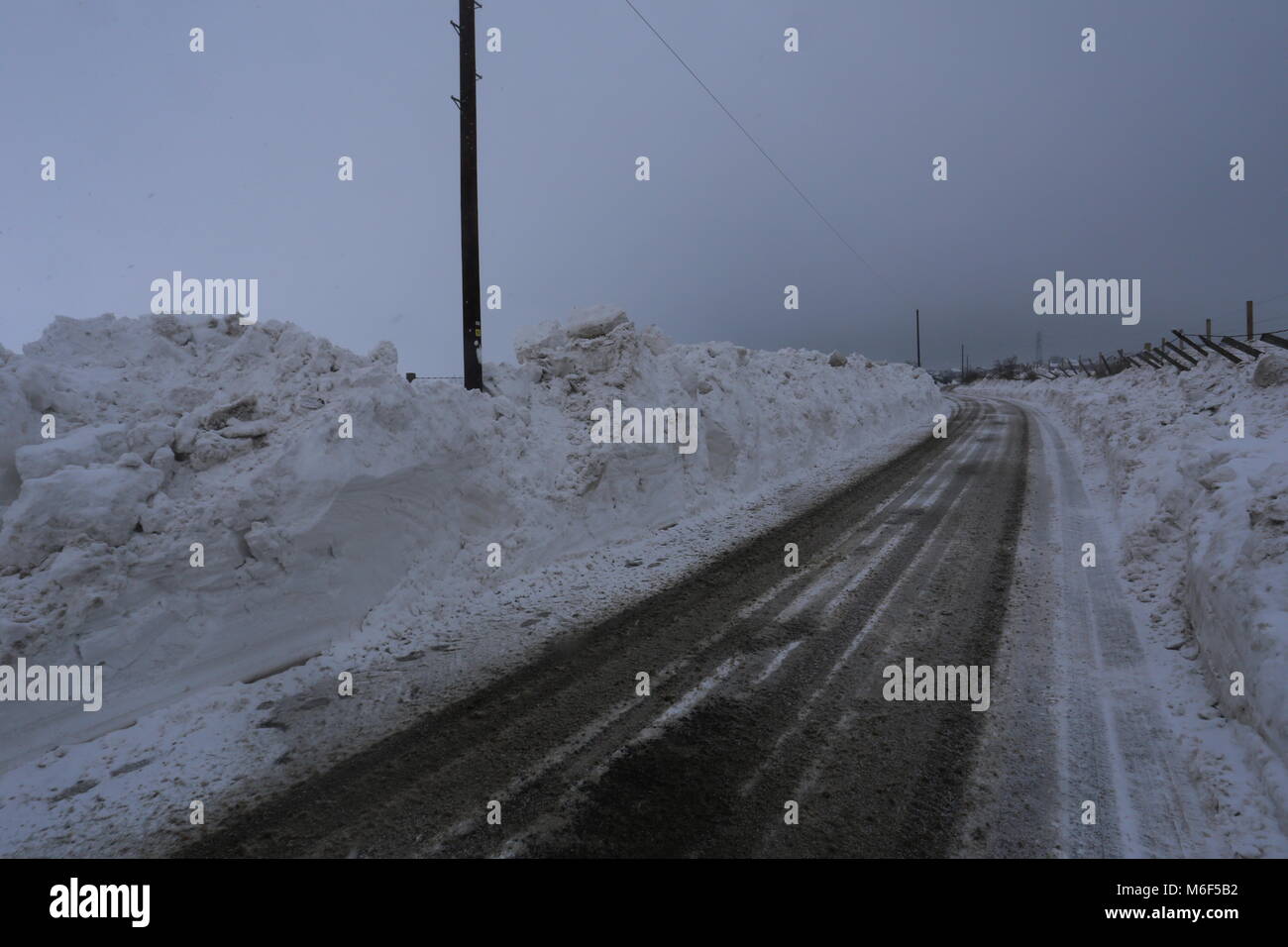 Kürzlich wiedereröffnete Straße zwischen Dronley und Birkhill nach durch Schneeverwehungen Angus Schottland März 2018 geschlossen werden können. Stockfoto