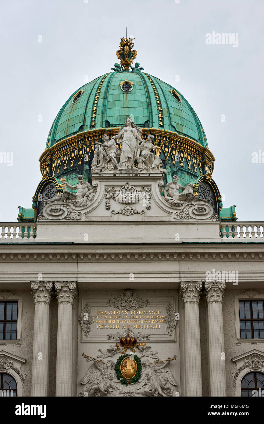 Reich verzierte Kuppeldach und Statuen über dem Eingang zur Hofburg St Michael's Wing Wien Stockfoto