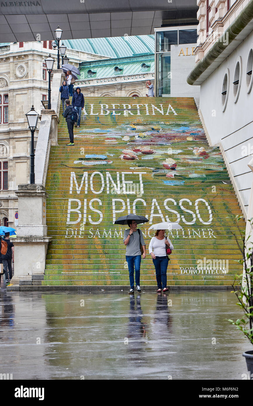 Bunt bemalte Treppe, die in der Albertina in Wien, berühmt für Monet Picasso und andere Stockfoto