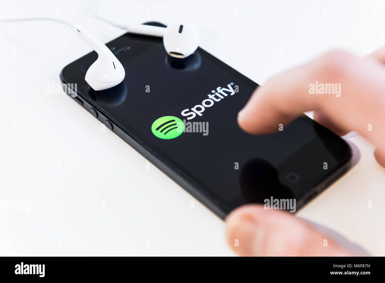 Handy Spielt Musik über Kopfhörer Und Lautsprecher www.alamy.de
