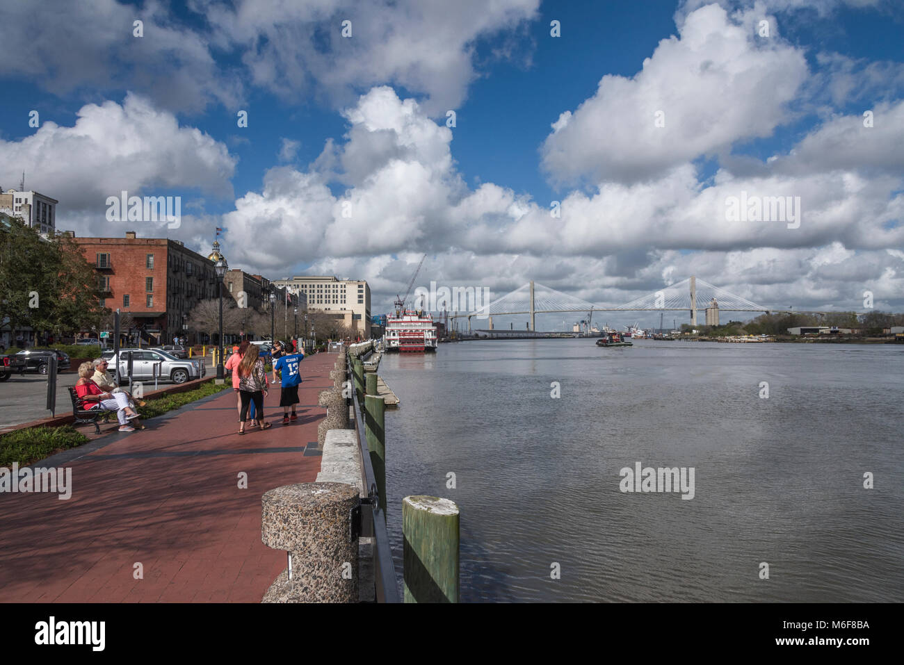 Savannah Georgia River Queen ab River Street in Sanvannah Georgia USA gesehen Stockfoto