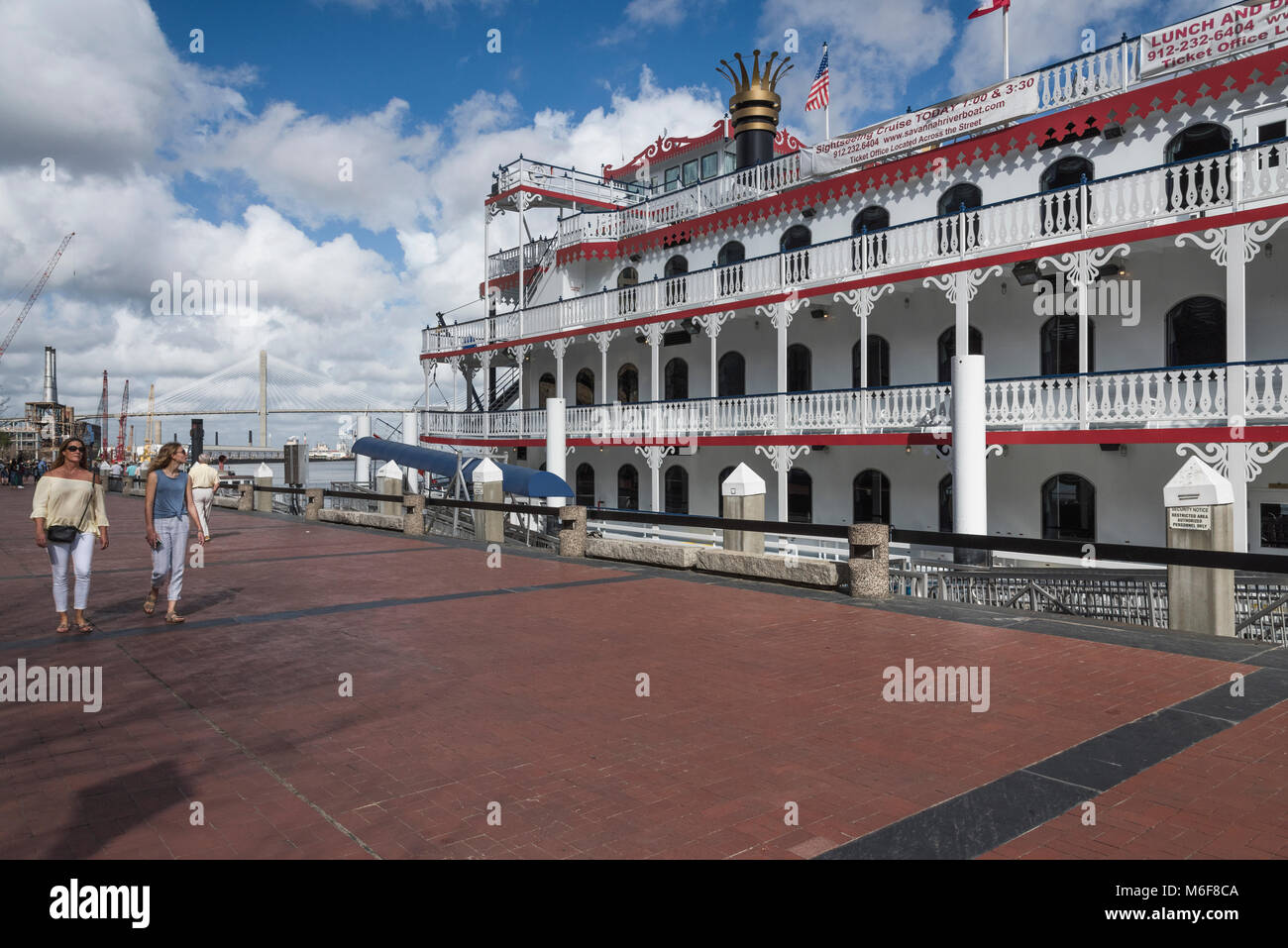 Savannah Georgia River Queen ab River Street in Sanvannah Georgia USA gesehen Stockfoto