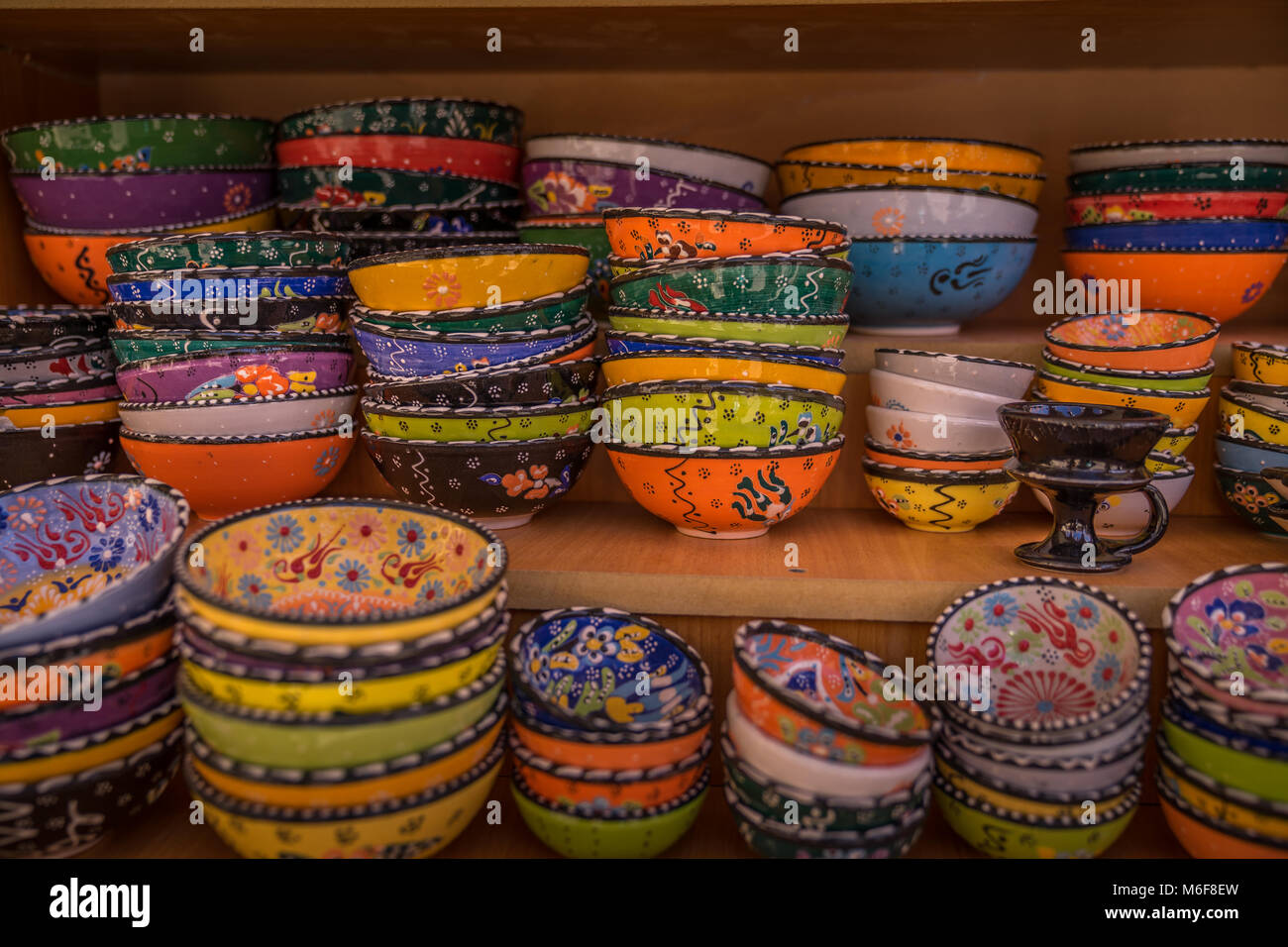 Verkauf von bunten Schüsseln im Shop der traditionellen arabischen Markt, in dem Dorf Bahla und Nizwa Oman Stockfoto