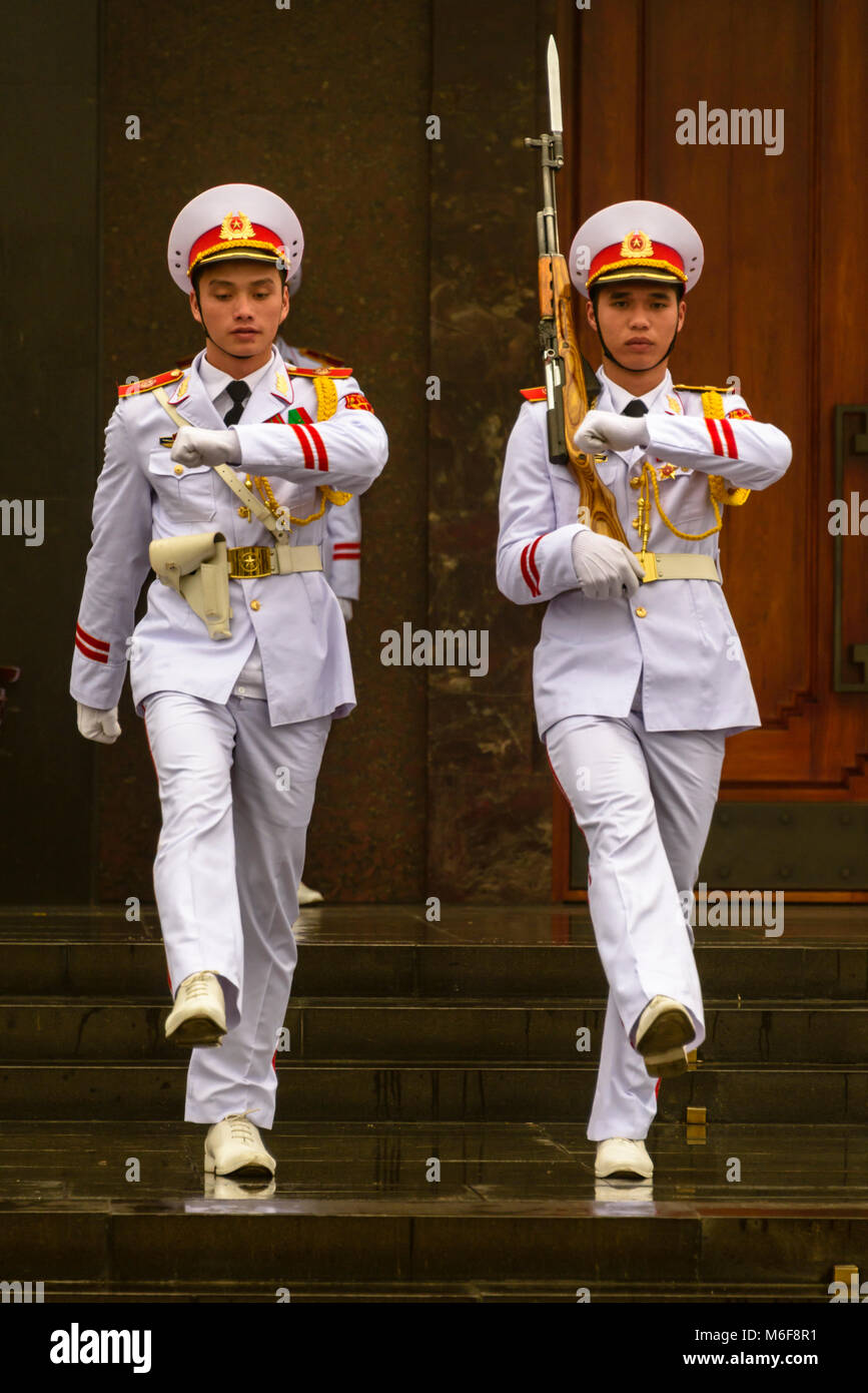 Die wachablösung an der Ho Chi Minh Mausoleum in Hanoi, Vietnam Stockfoto