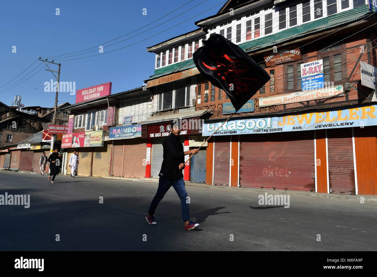 Srinagar, Indien. 29 Sep, 2017. Ein Kaschmirischen schiitischen trauernder Spaziergänge in Richtung des Muharram Prozession in Srinagar, Kashmir. Polizei vereitelten Versuch von über einem Dutzend der schiitischen Trauernde zu Prozession am achten Tag des Muharram. Credit: SAQIB MAJEED 10 .jpg /SOPA Images/ZUMA Draht/Alamy leben Nachrichten Stockfoto