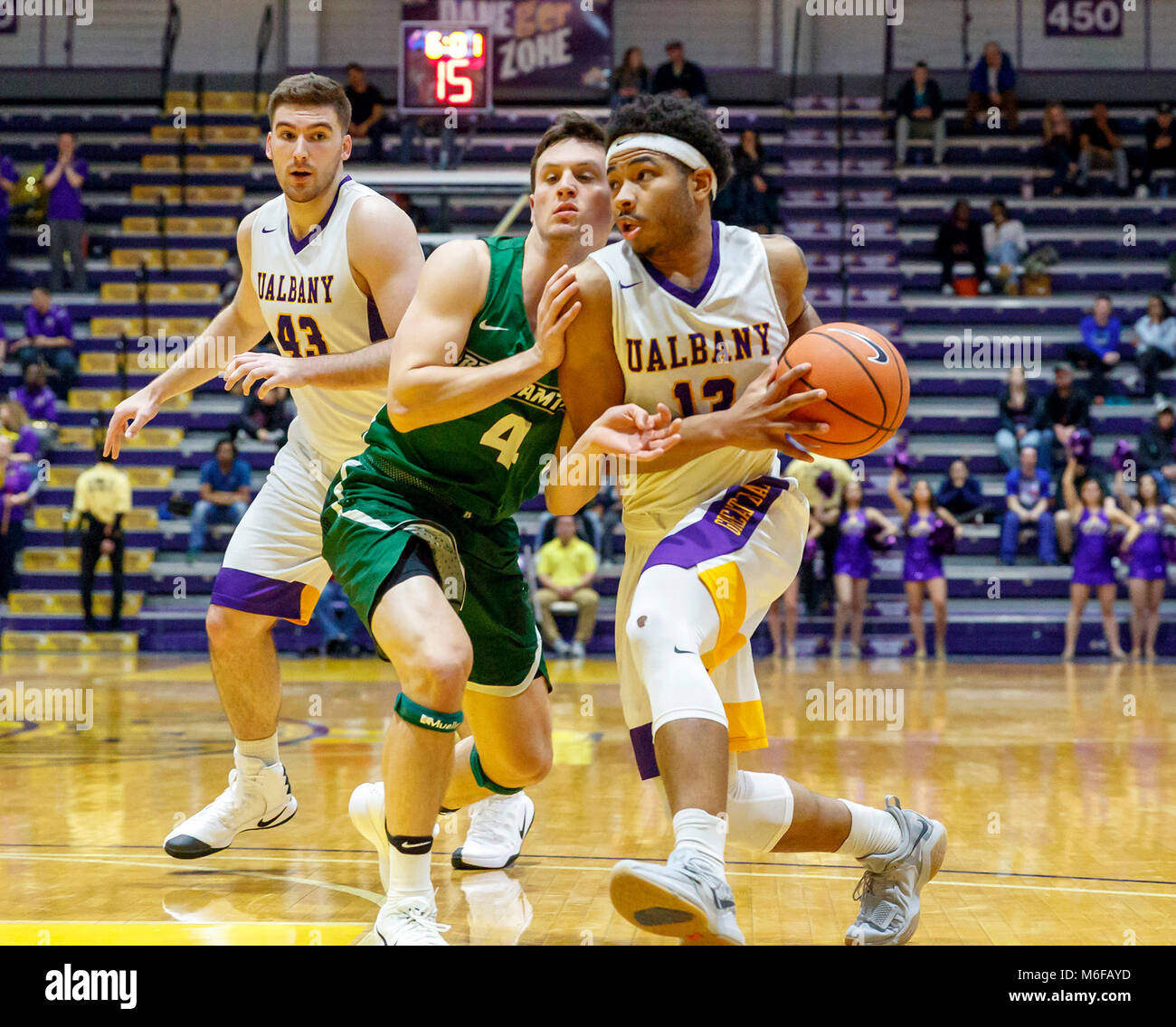 Albany, NY, USA. 27 Feb, 2018. Universität in Albanien Herren-basketball Niederlagen der Binghamton University 71-54 an der SEFCU Arena, Februar 27, 2018. David Nichols (#13) Laufwerke. (Bruce Dudek/Cal Sport Media/Eclipse Sportswire) Credit: Csm/Alamy leben Nachrichten Stockfoto