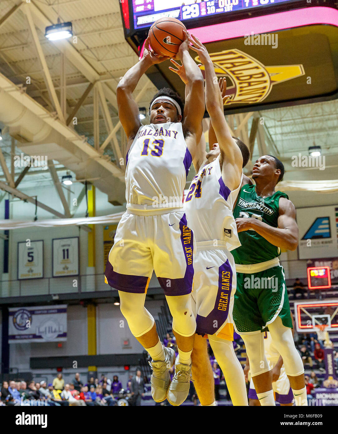 Albany, NY, USA. 27 Feb, 2018. Universität in Albanien Herren-basketball Niederlagen der Binghamton University 71-54 an der SEFCU Arena, Februar 27, 2018. David Nichols (#13). (Bruce Dudek/Cal Sport Media/Eclipse Sportswire) Credit: Csm/Alamy leben Nachrichten Stockfoto