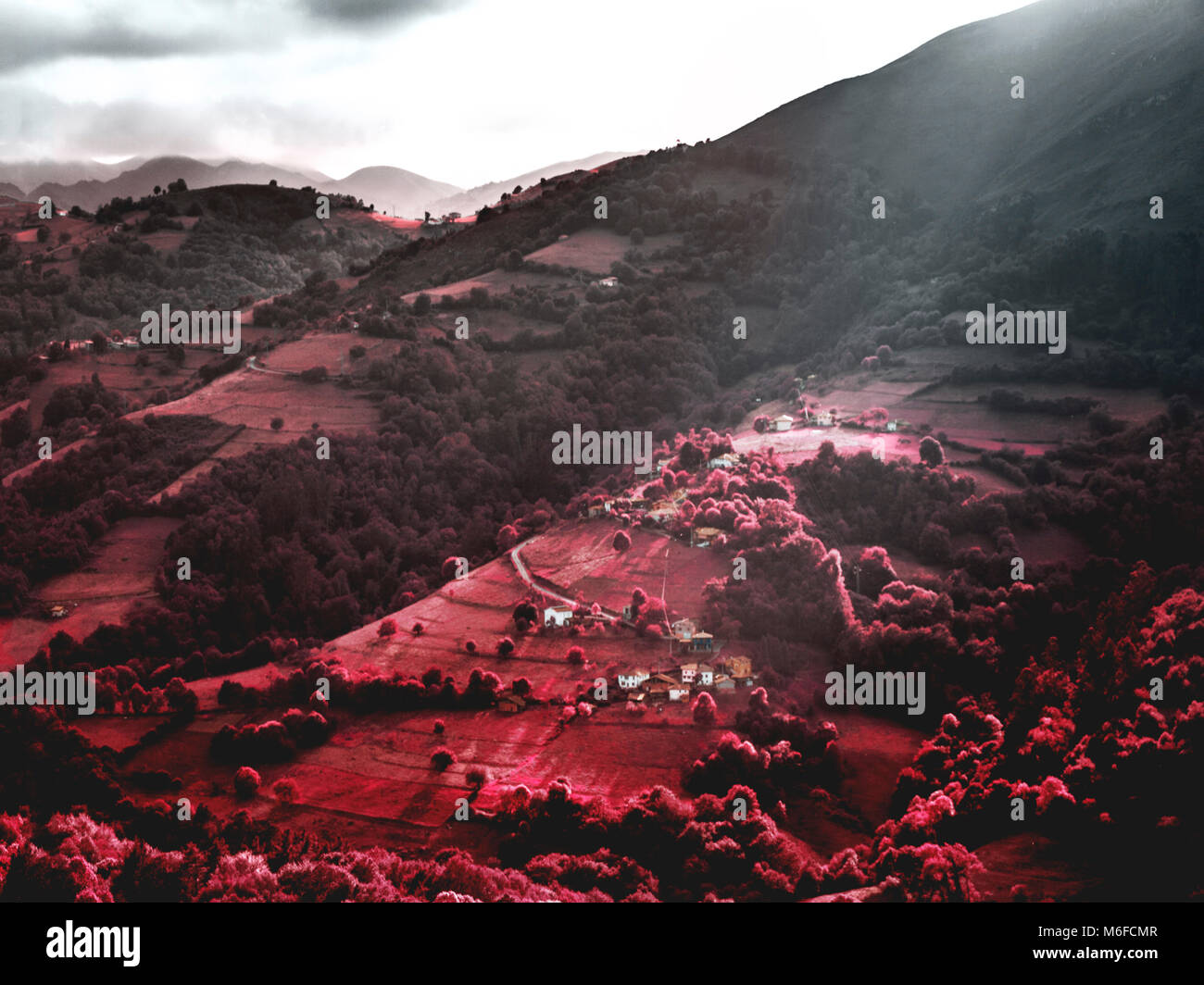 Wood de Sol en una Aldea rodeada de Montañas en el Concejo de Parres Asturien. Stockfoto