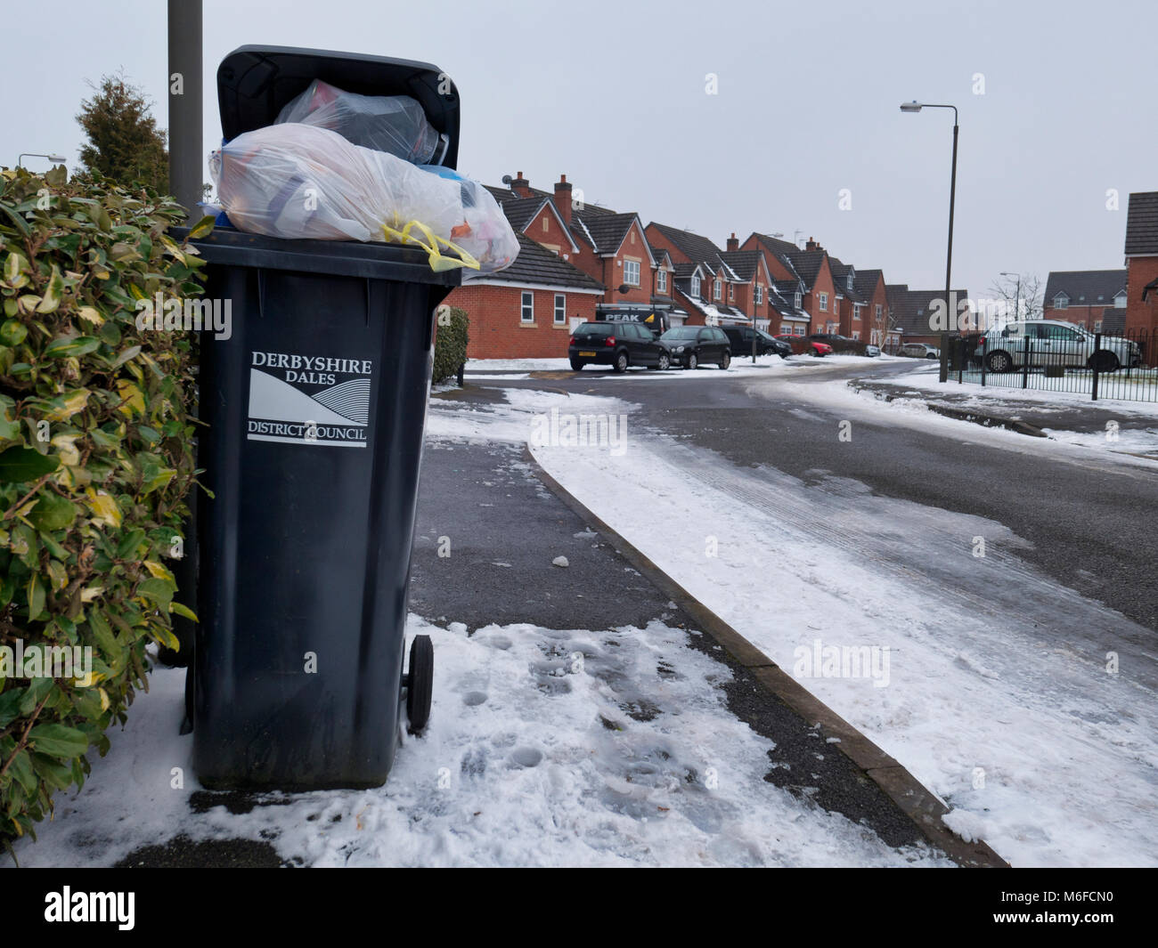 Ashourne, Derbyshire. 3. März 2018. UK Wetter: überquellenden Mülleimer von Donnerstag Warten auf Abholung durch Derbyshire Dales District Council, wie sie oben auf bin Posten fangen nach dem Kalten verschneiten Wetter in Ashbourne, Derbyshire, England, UK Credit: Doug Blane/Alamy leben Nachrichten Stockfoto