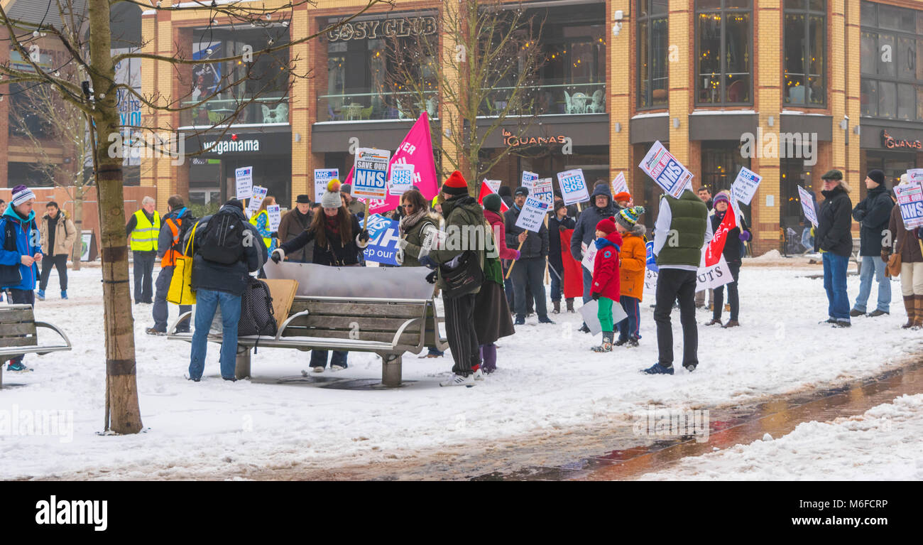 Coventry, Großbritannien. 3. März 2018. Demonstrationen und Proteste gegen Privatisierung und reduziert die Finanzierung von National Health Service (NHS), feezing winterlichen Bedingungen, die von der sozialistischen Partei in Coventry City Centre organisiert, Godiva Square, Coventry, Vereinigtes Königreich, 3. März 2018. Credit: Wael Alreweie/Alamy Leben Nachrichten. Stockfoto